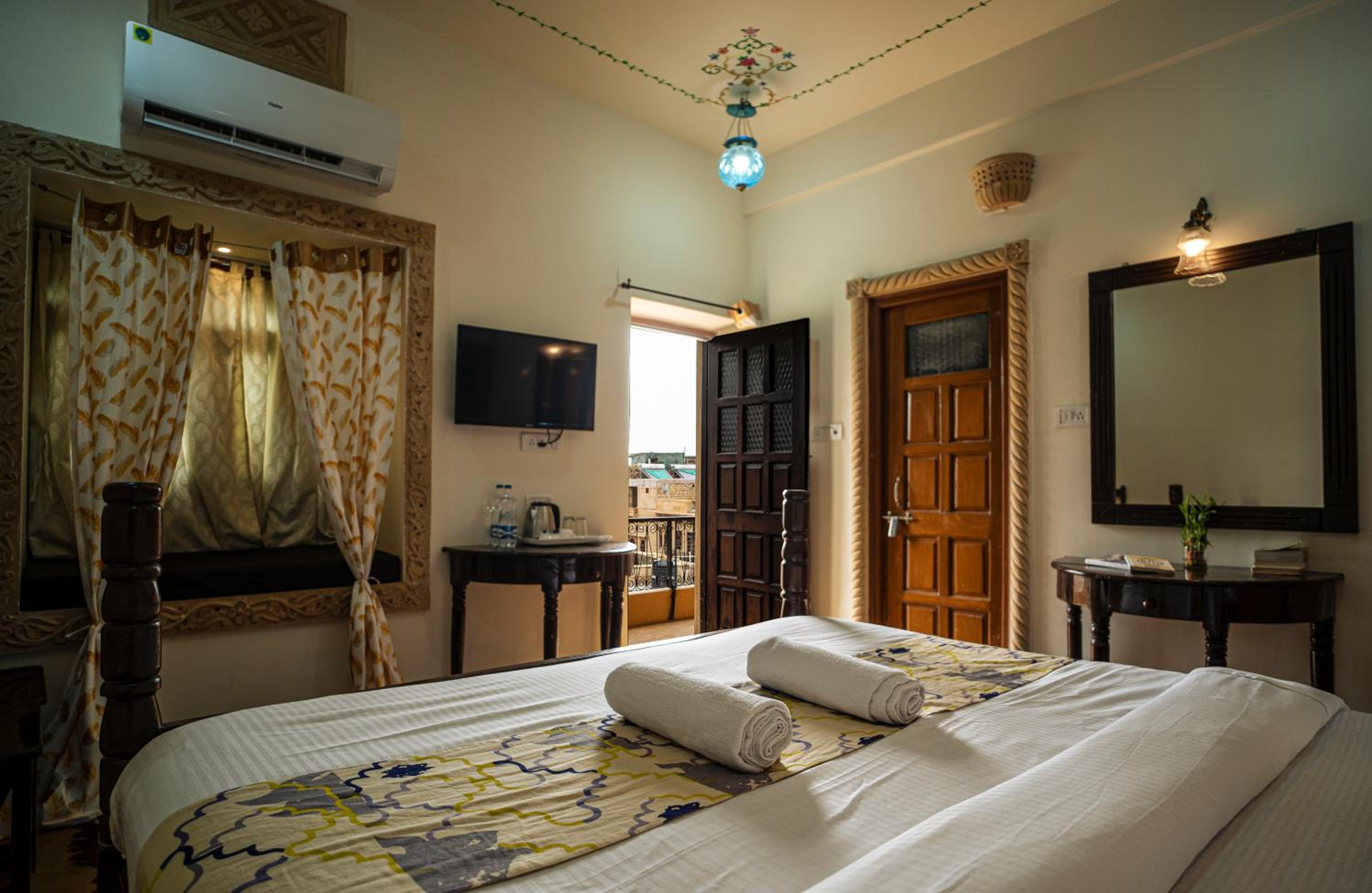 King Room with Balcony - Photo 5