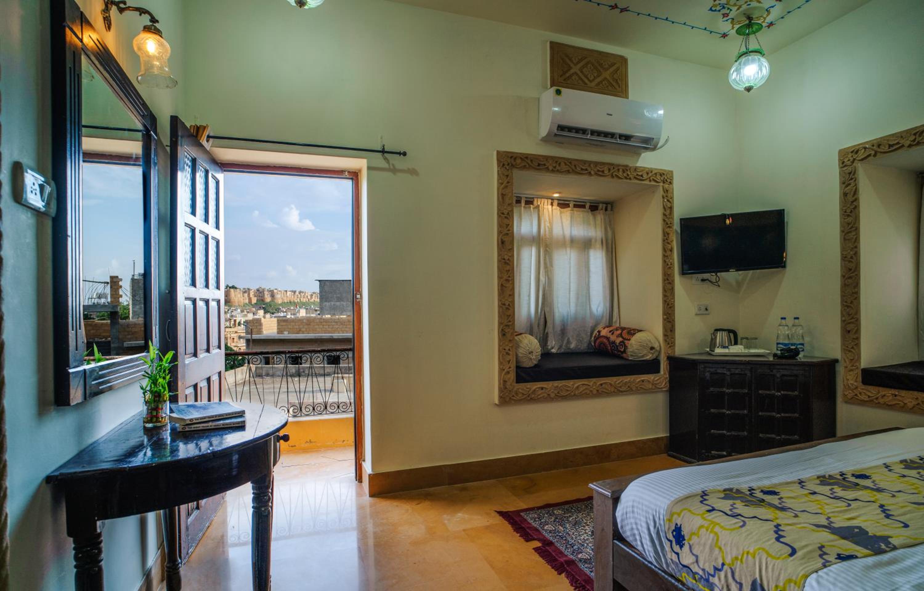 King Room with Balcony - Photo 4