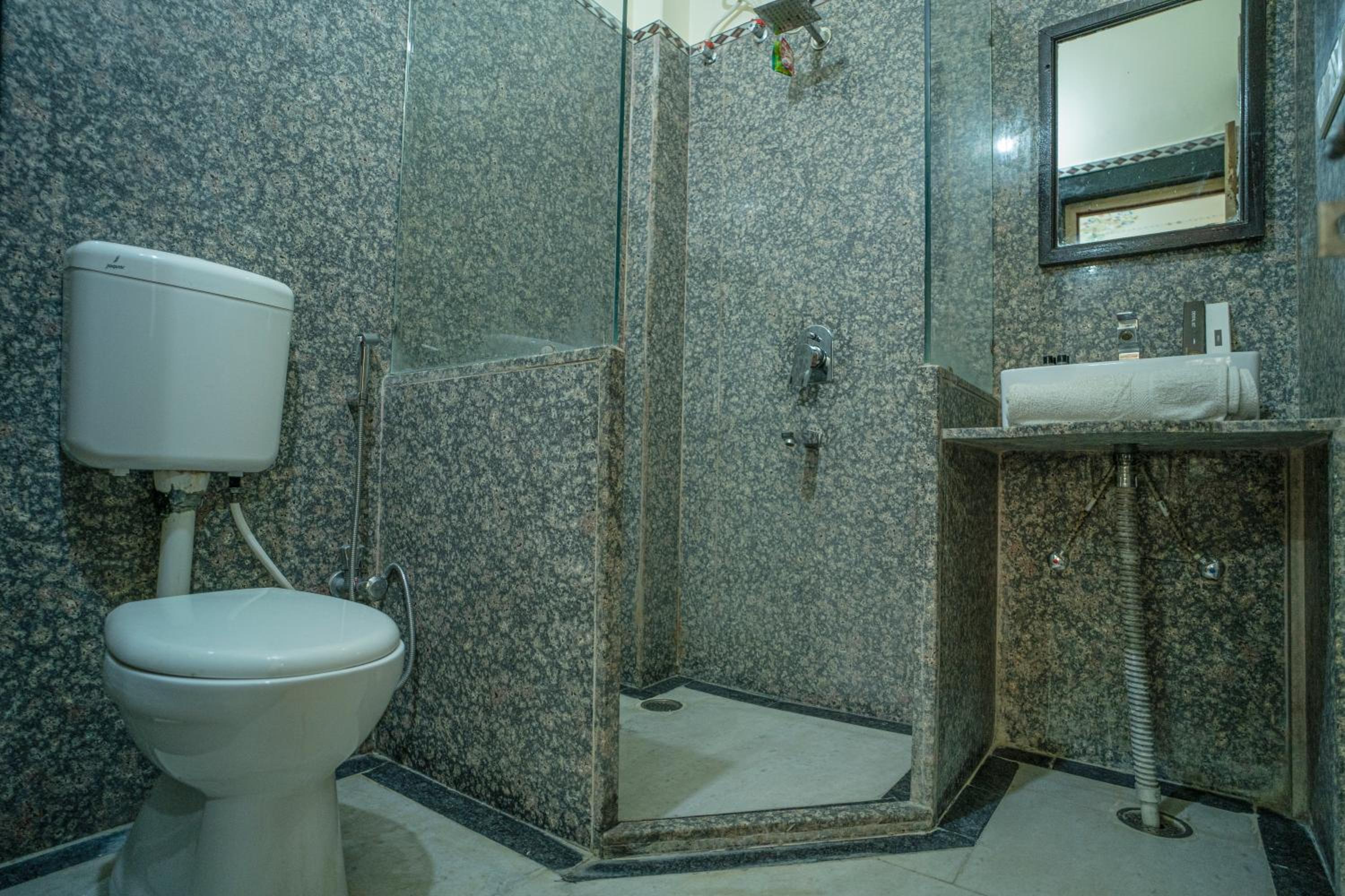 Deluxe Room - Photo 13