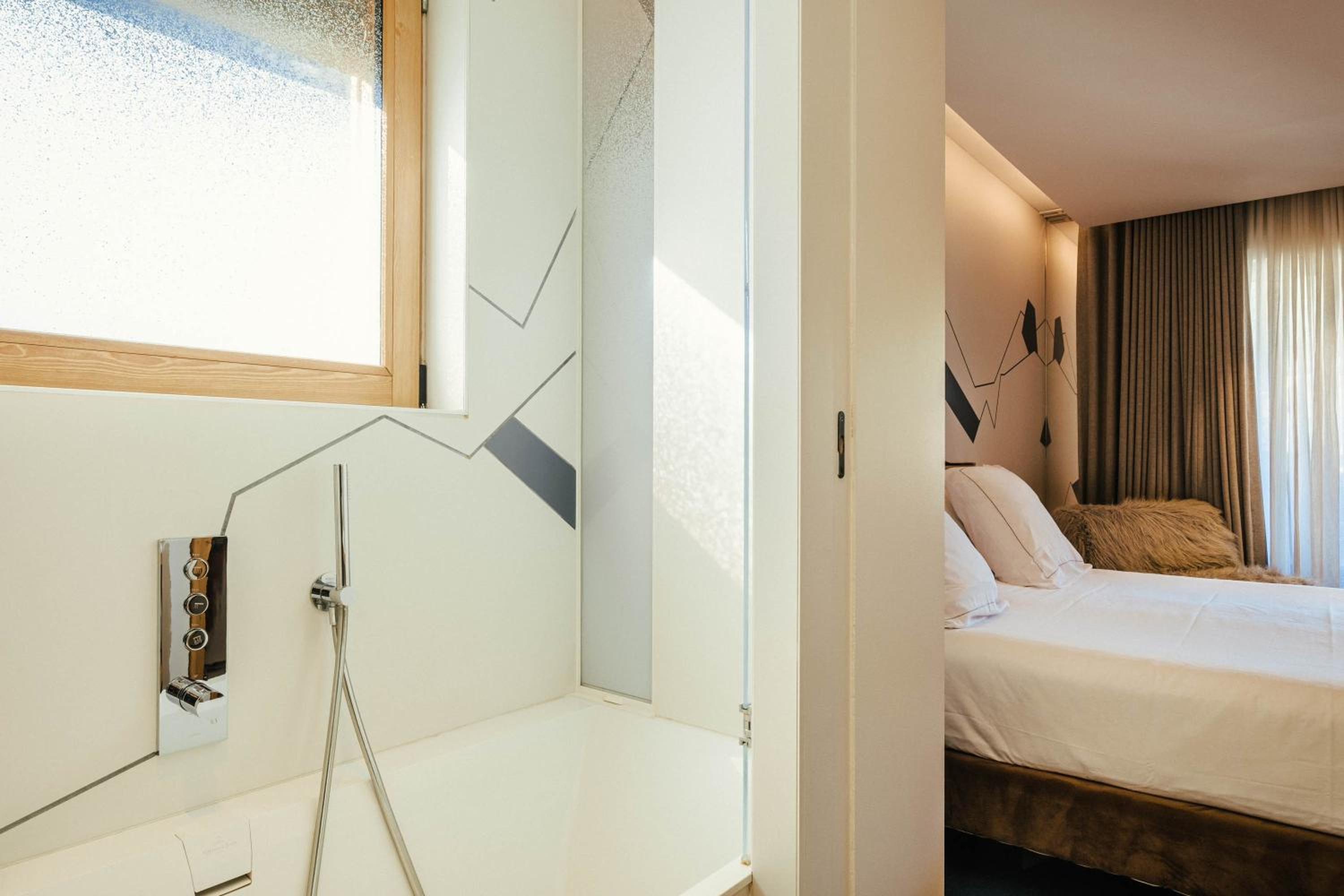 Deluxe Room with Mountain View - Photo 6