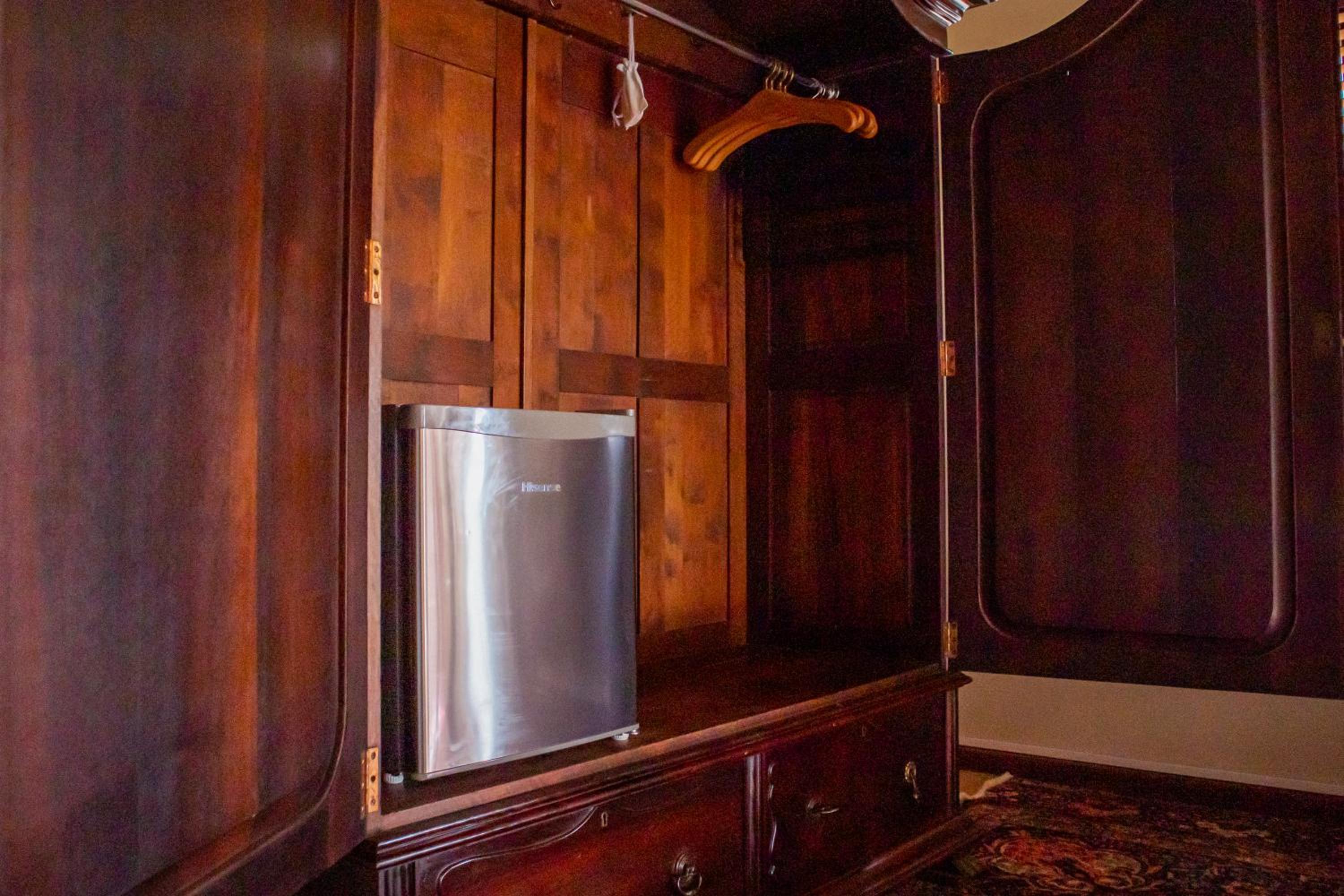 Deluxe King Suite - Photo 16