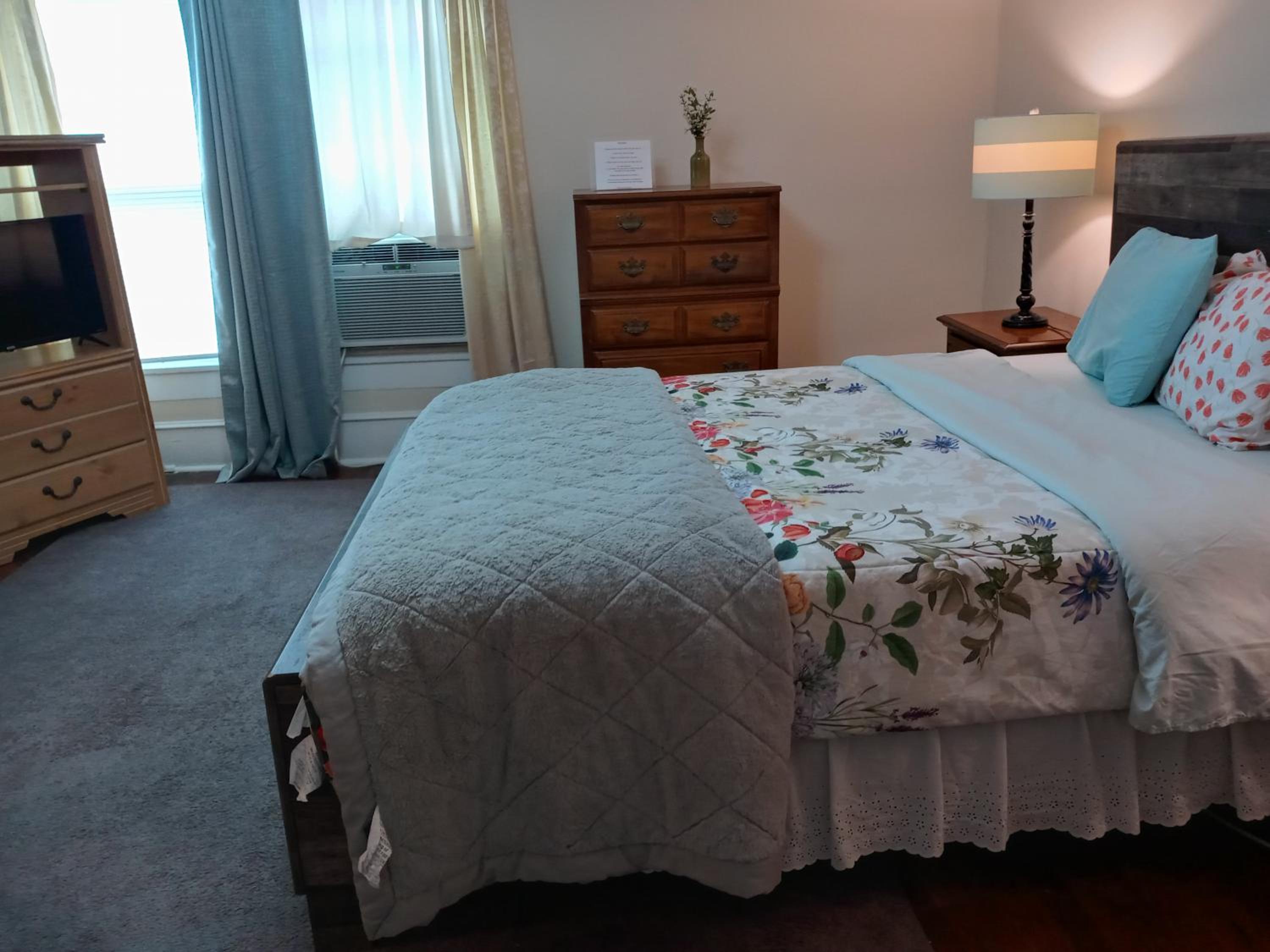 Queen Room photo 2