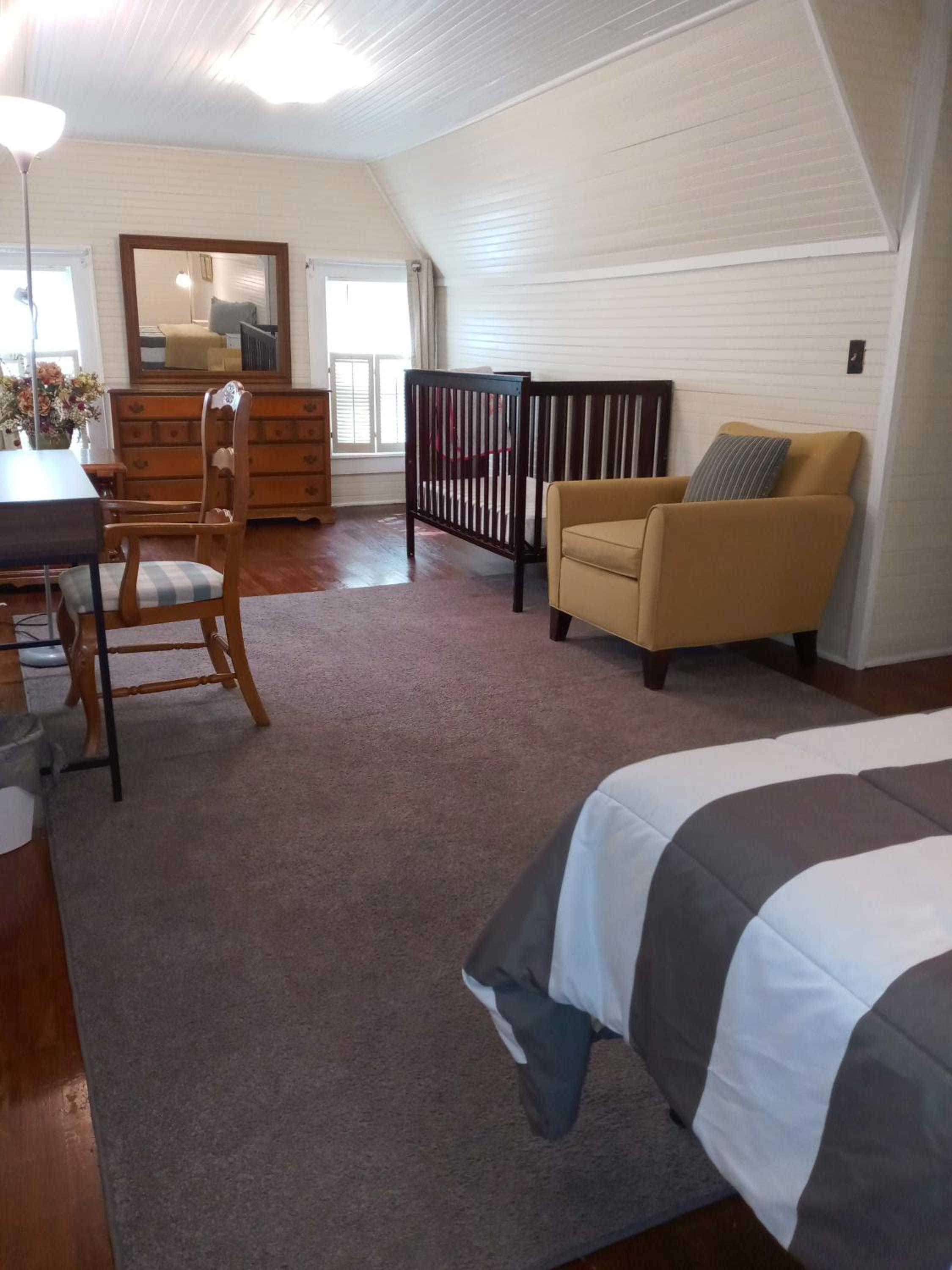 Queen Room photo 2