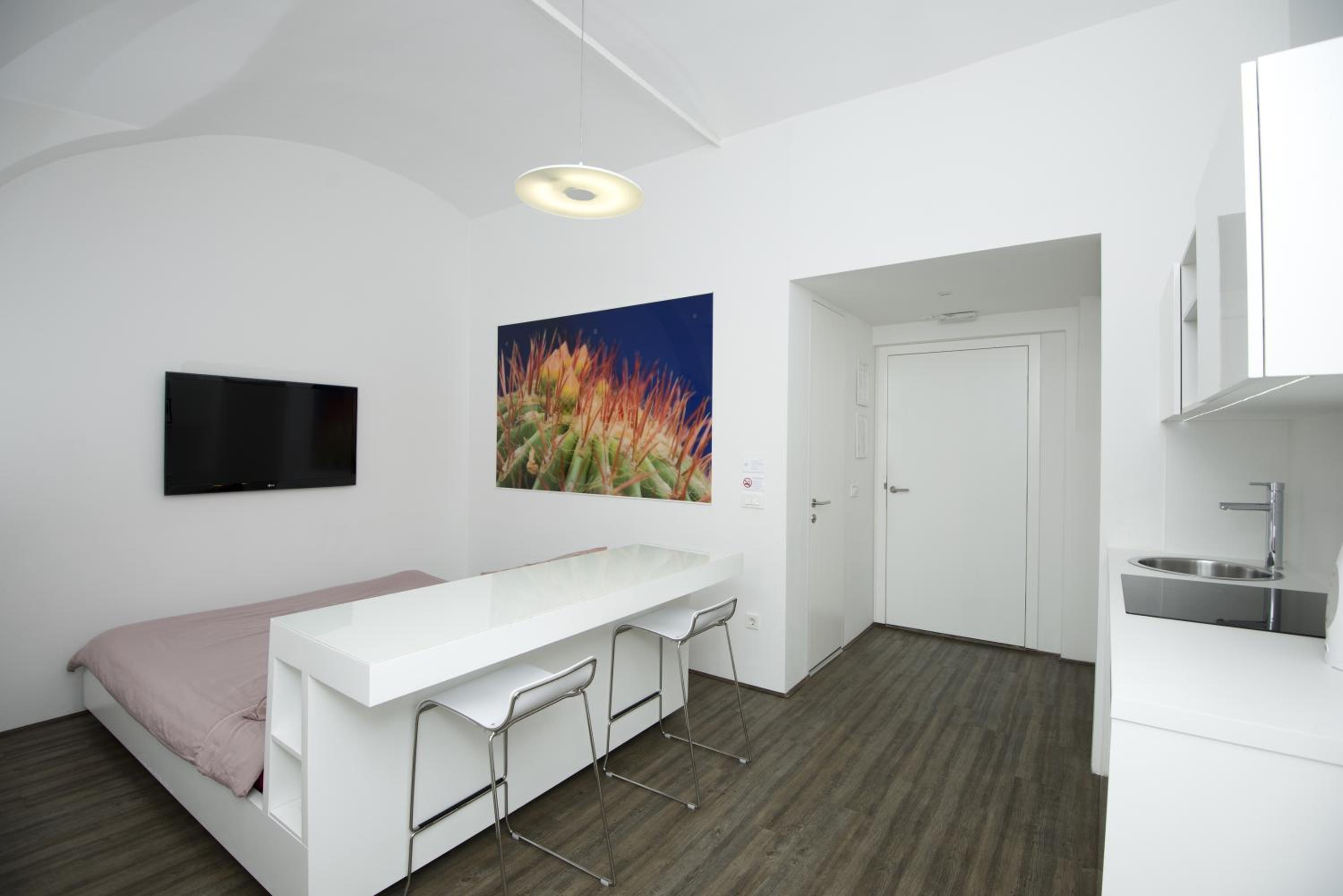 Studio - Photo 10