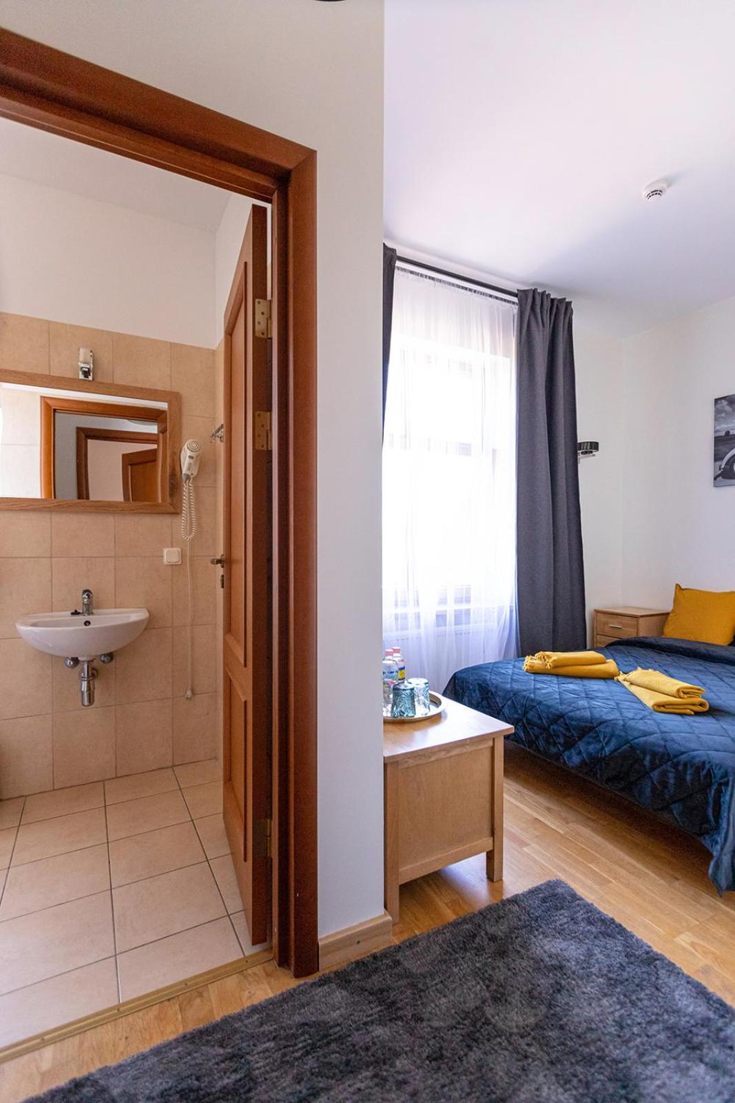 Small Double Room - Photo 1