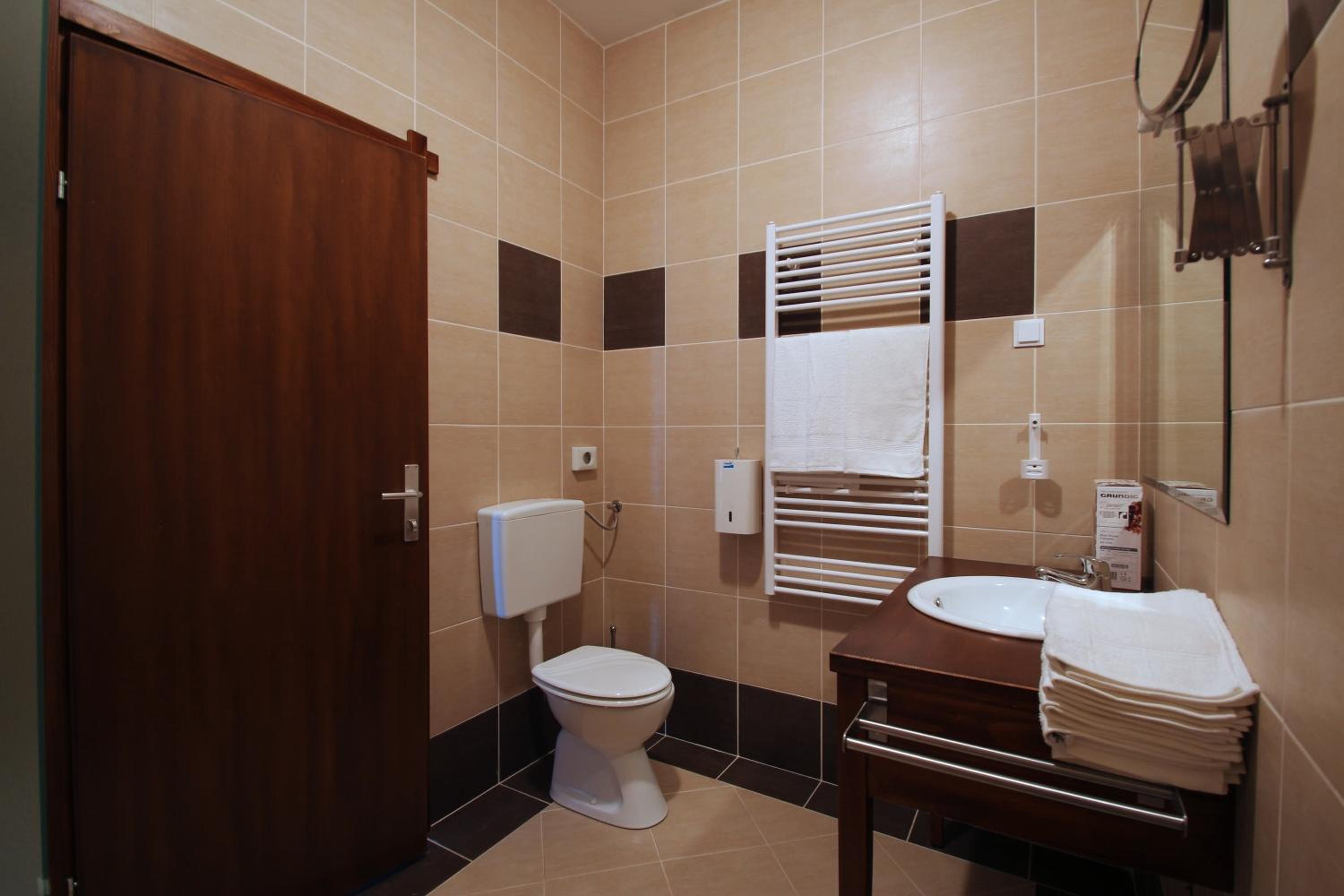 Twin Room with Balcony - Photo 7