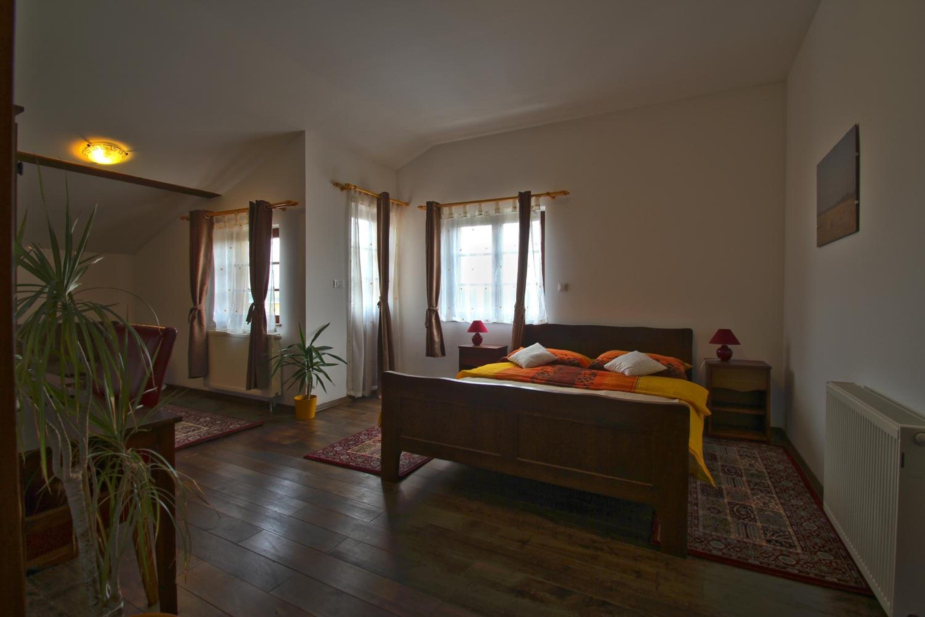 Double Room with Balcony - Photo 3