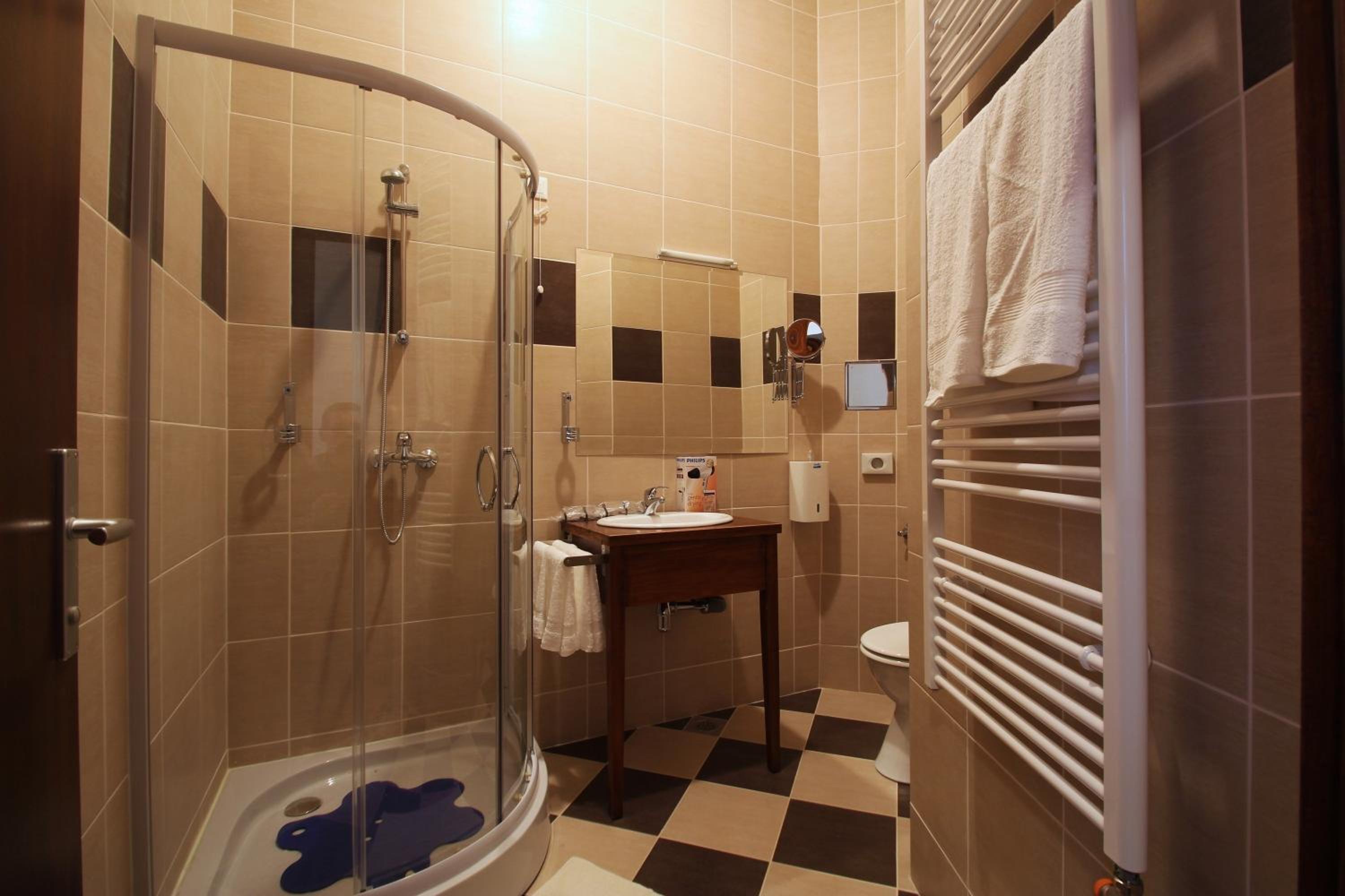 Economy Twin Room - Photo 4