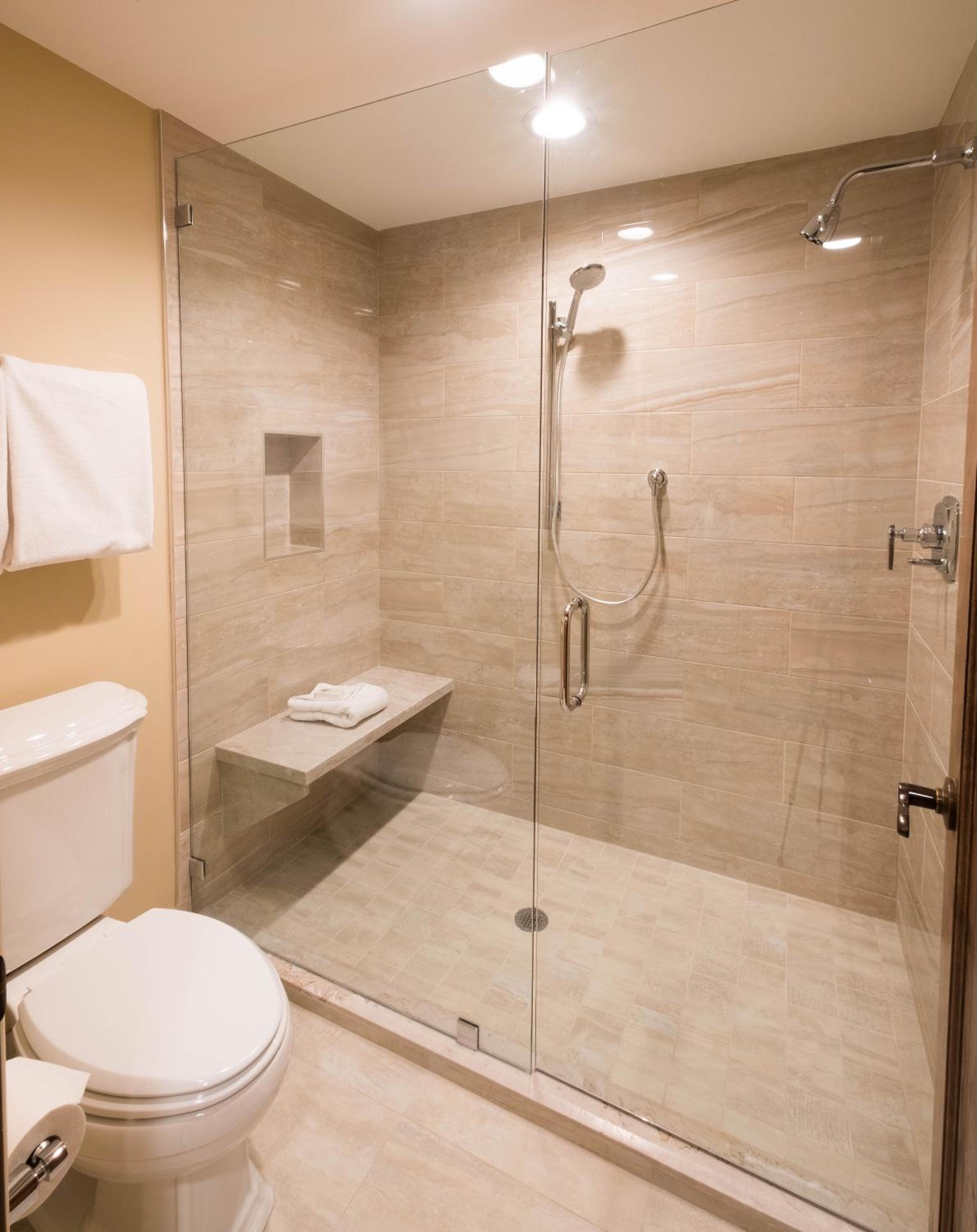 Hotel Room with King - Photo 4