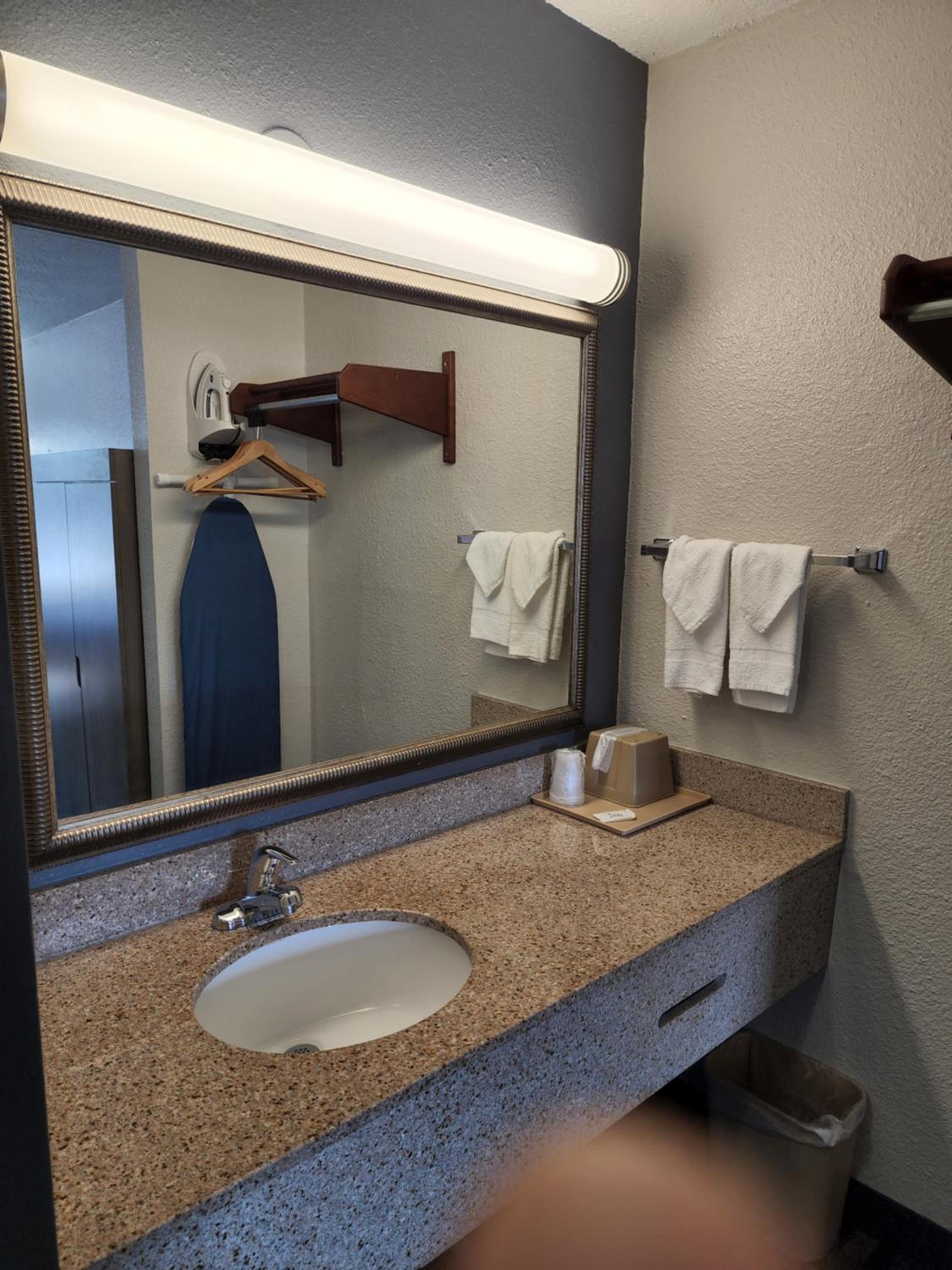 Deluxe Queen Room - Photo 5