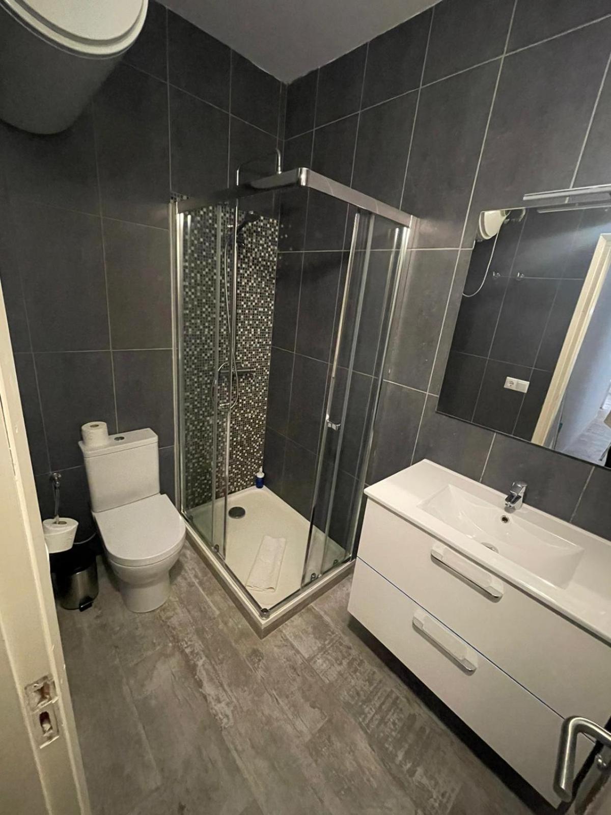 One-Bedroom Apartment - Photo 2