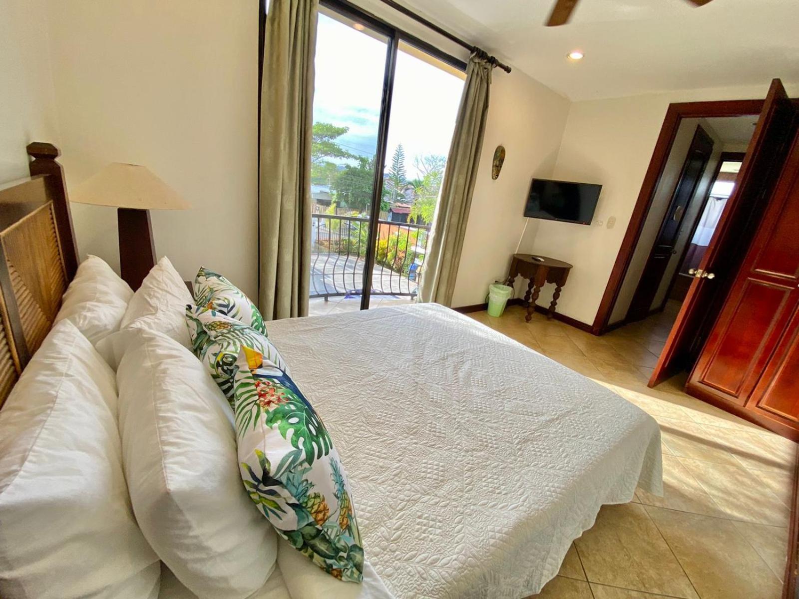Family Room with Mountain View - Photo 3