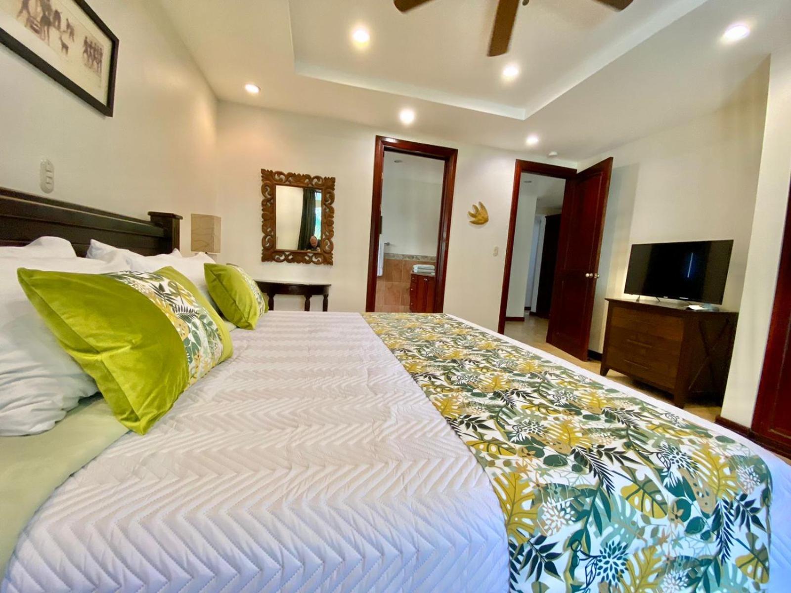 Family Room with Mountain View - Photo 2
