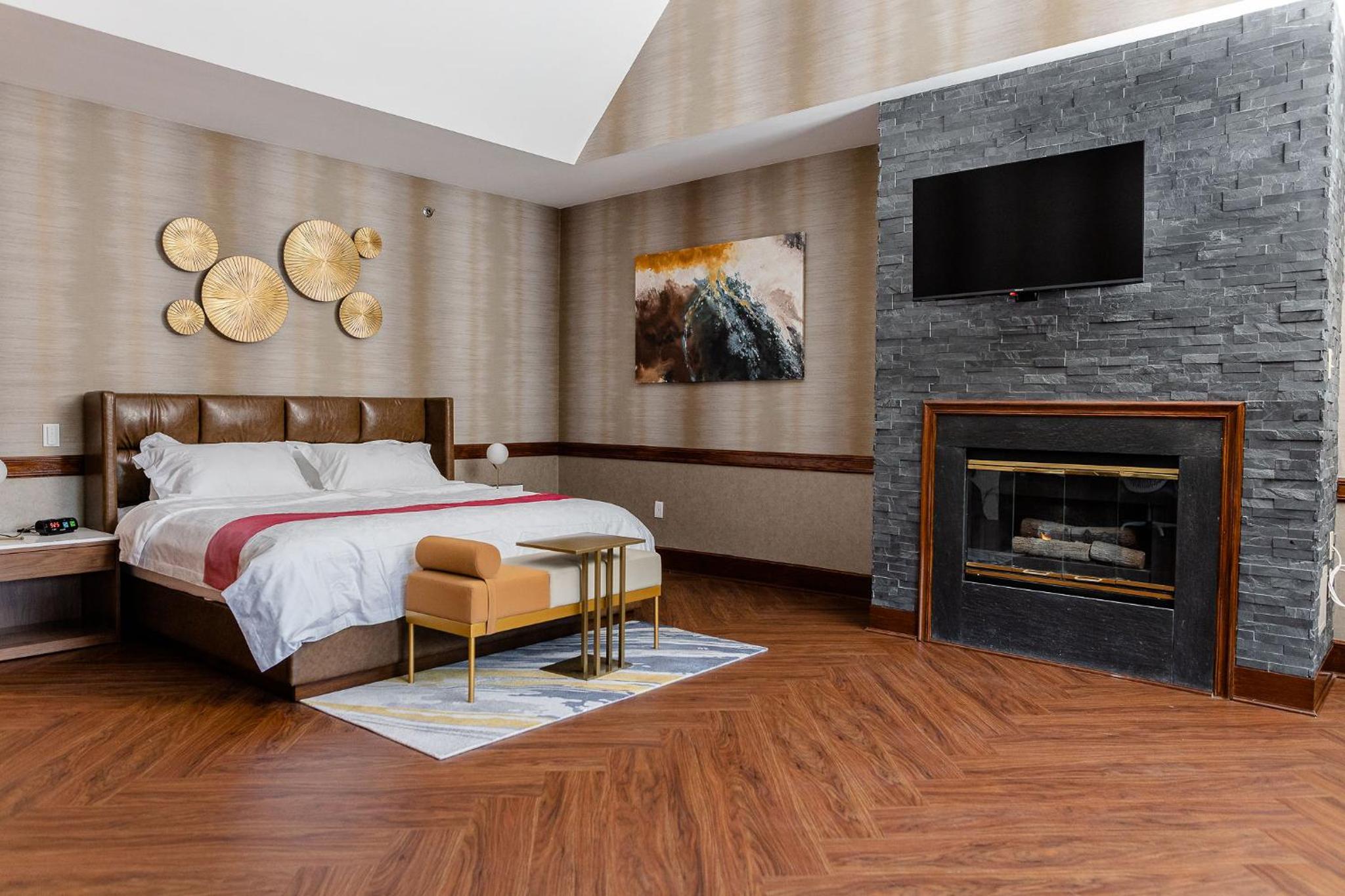 Deluxe Suite with Spa Bath
