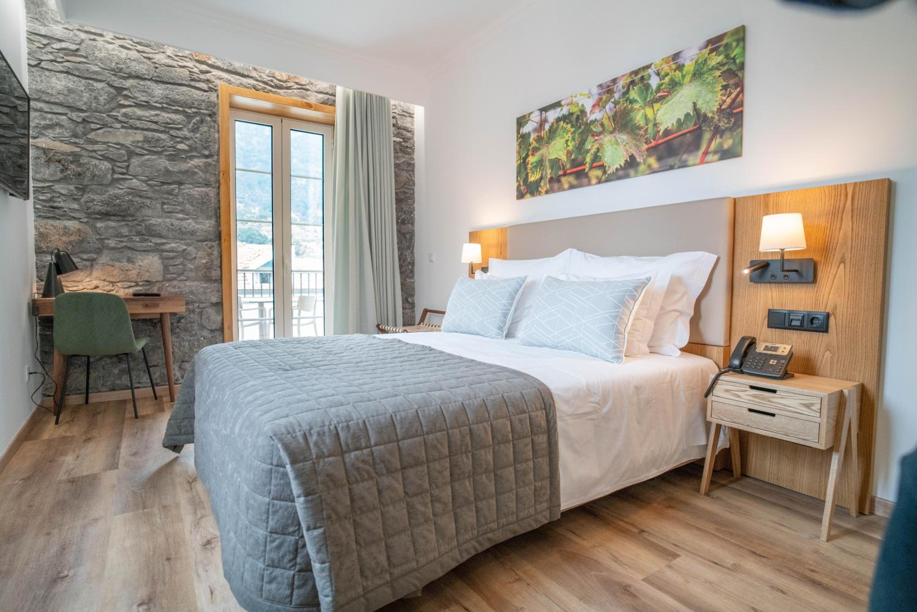 Deluxe Double Room with Balcony photo 2