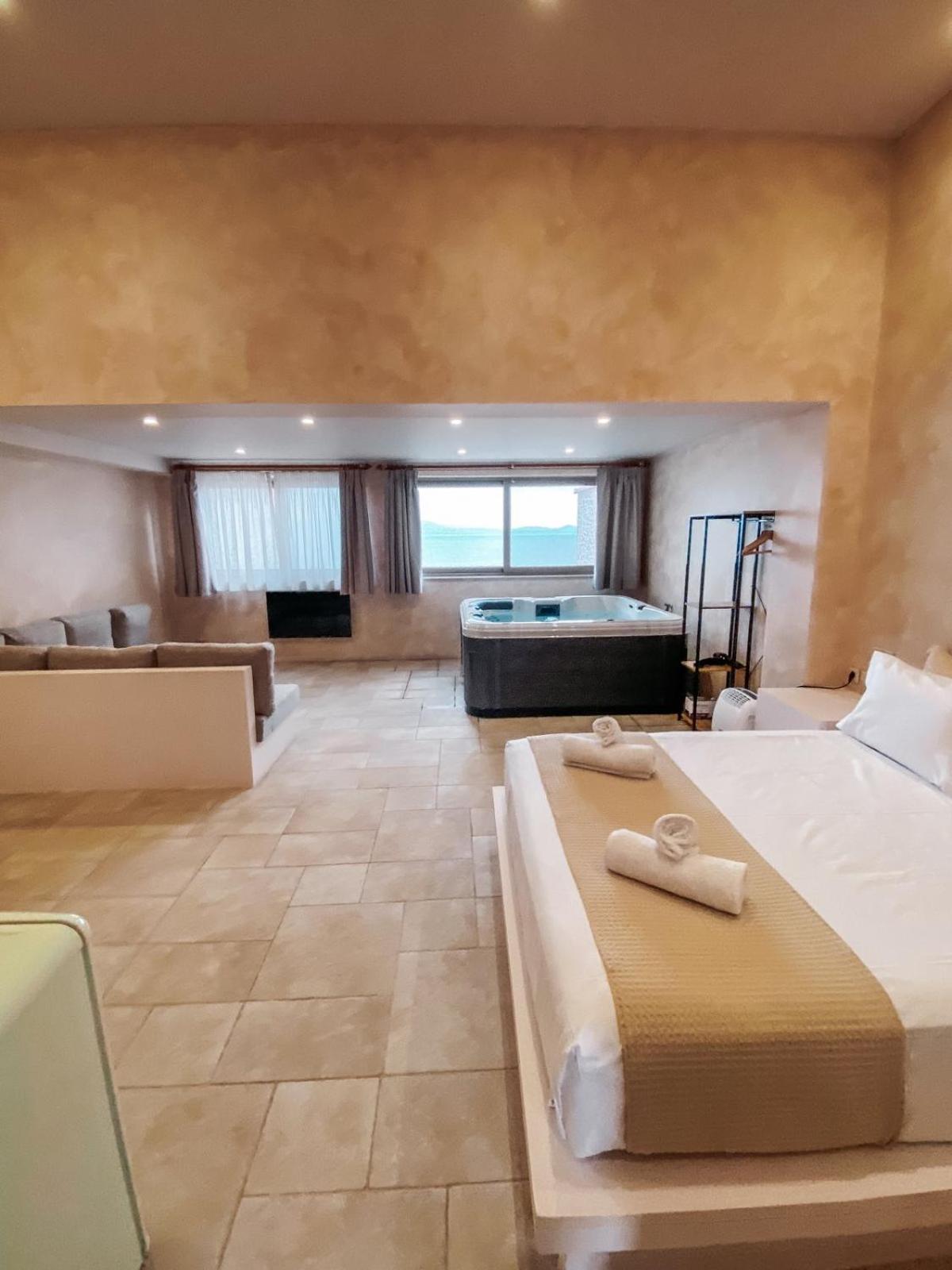 Studio with Spa Bath
