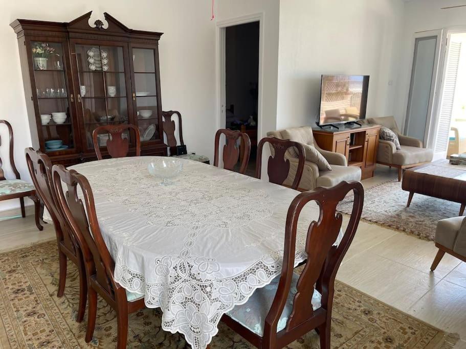 Three-Bedroom House - Photo 2