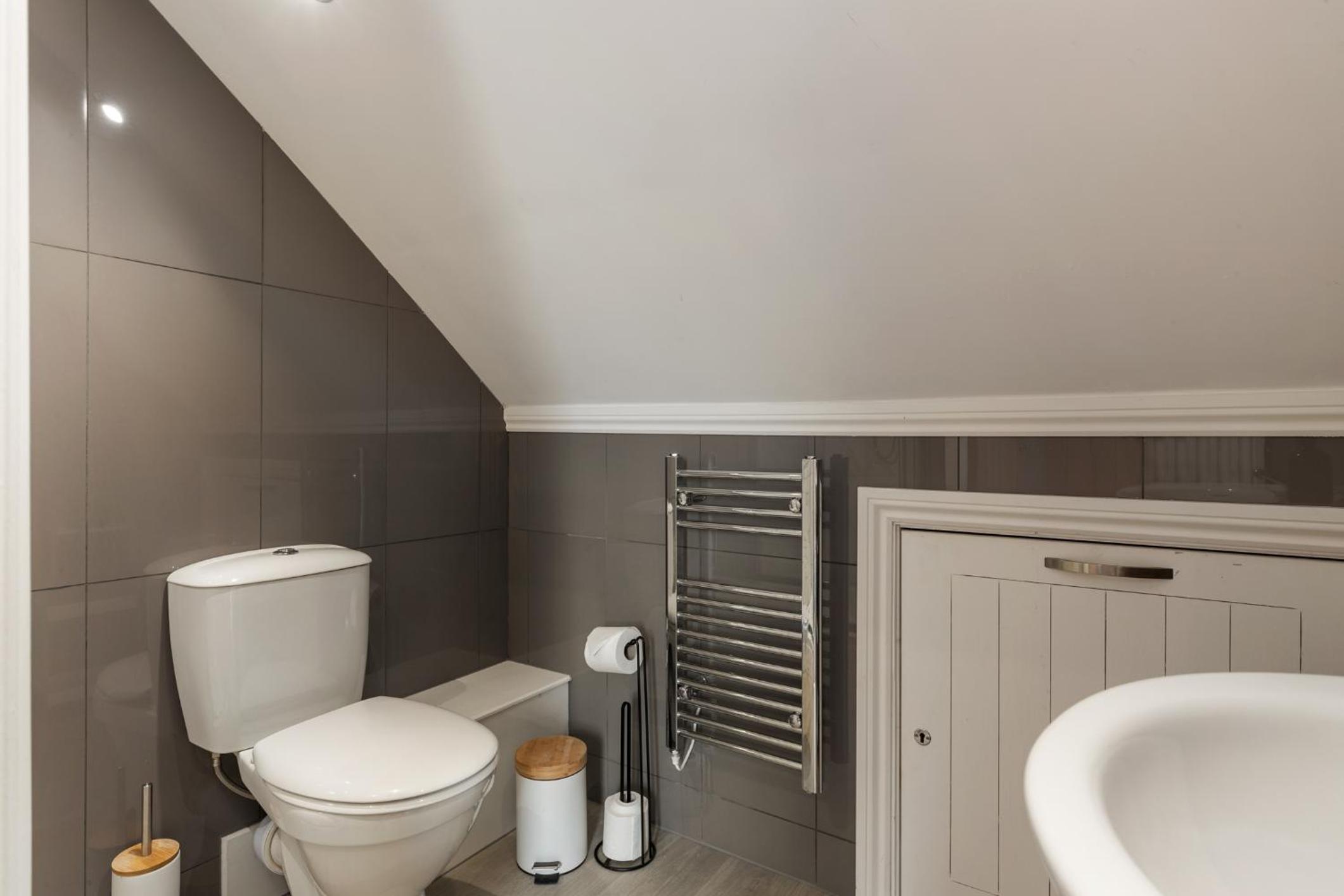 Two-Bedroom Cottage - Photo 10