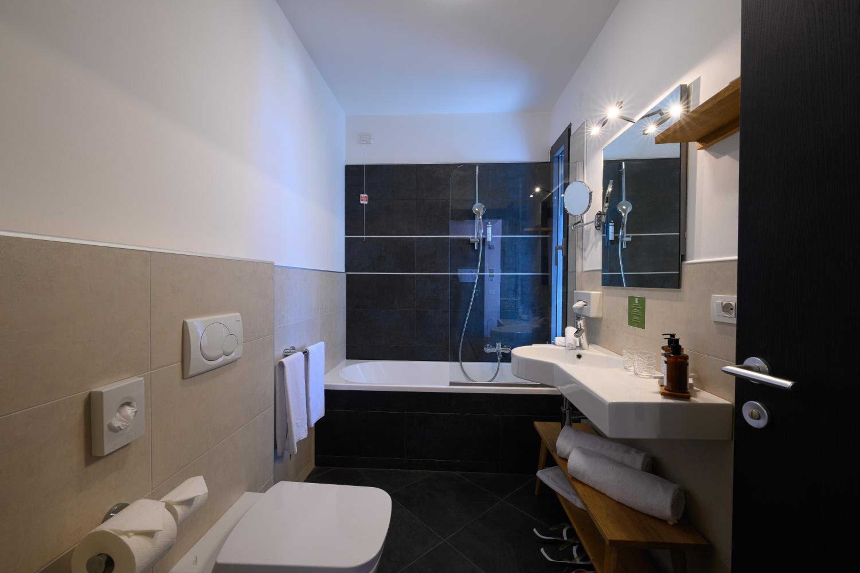 Comfort Double Room with Balcony & Lake View photo 2