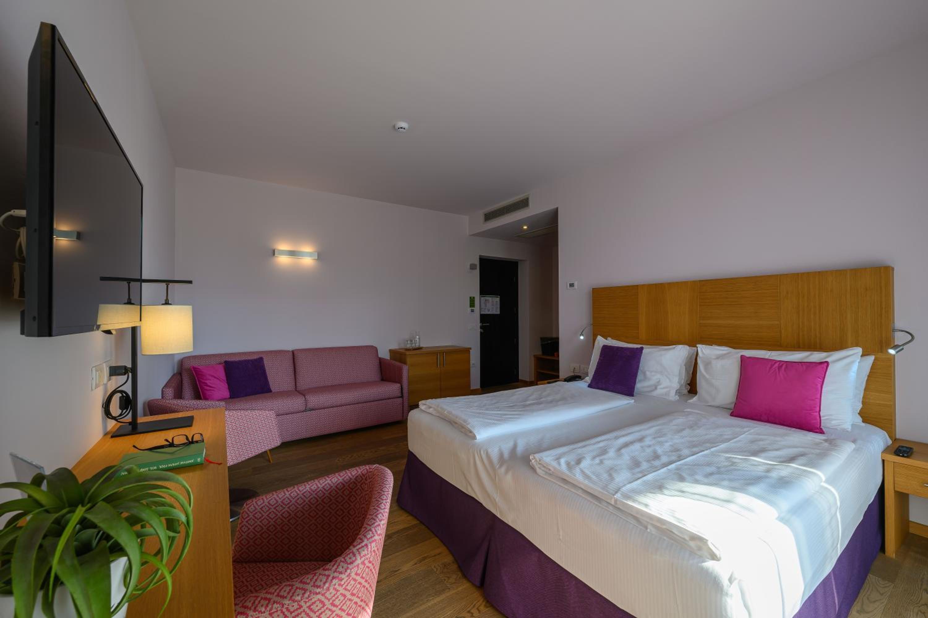 Comfort Double Room with Balcony and Lake View photo 3