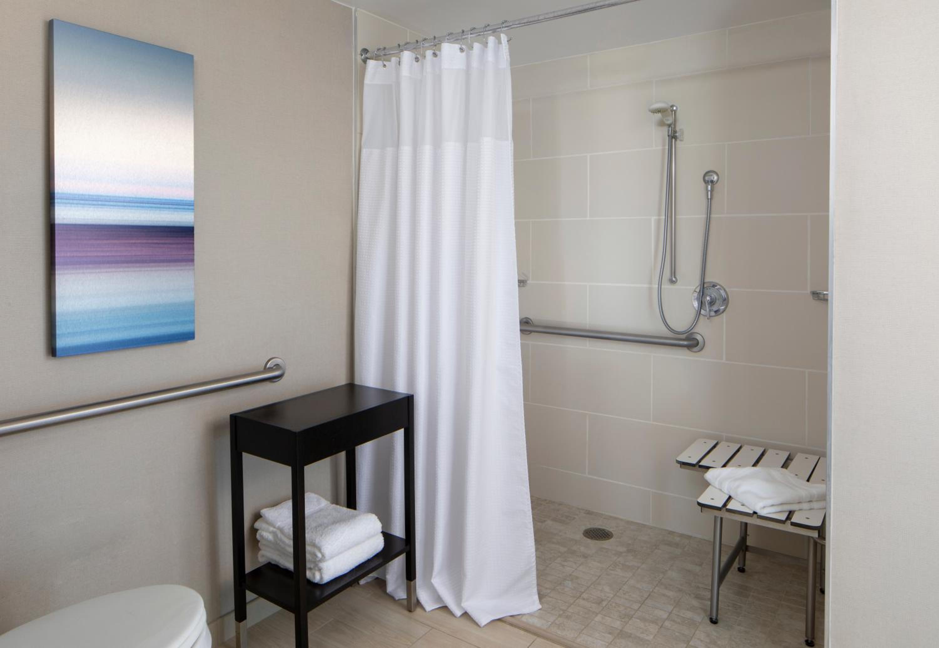 Deluxe Queen Room with Roll-in Shower - Mobility/Hearing Accessible - Photo 3