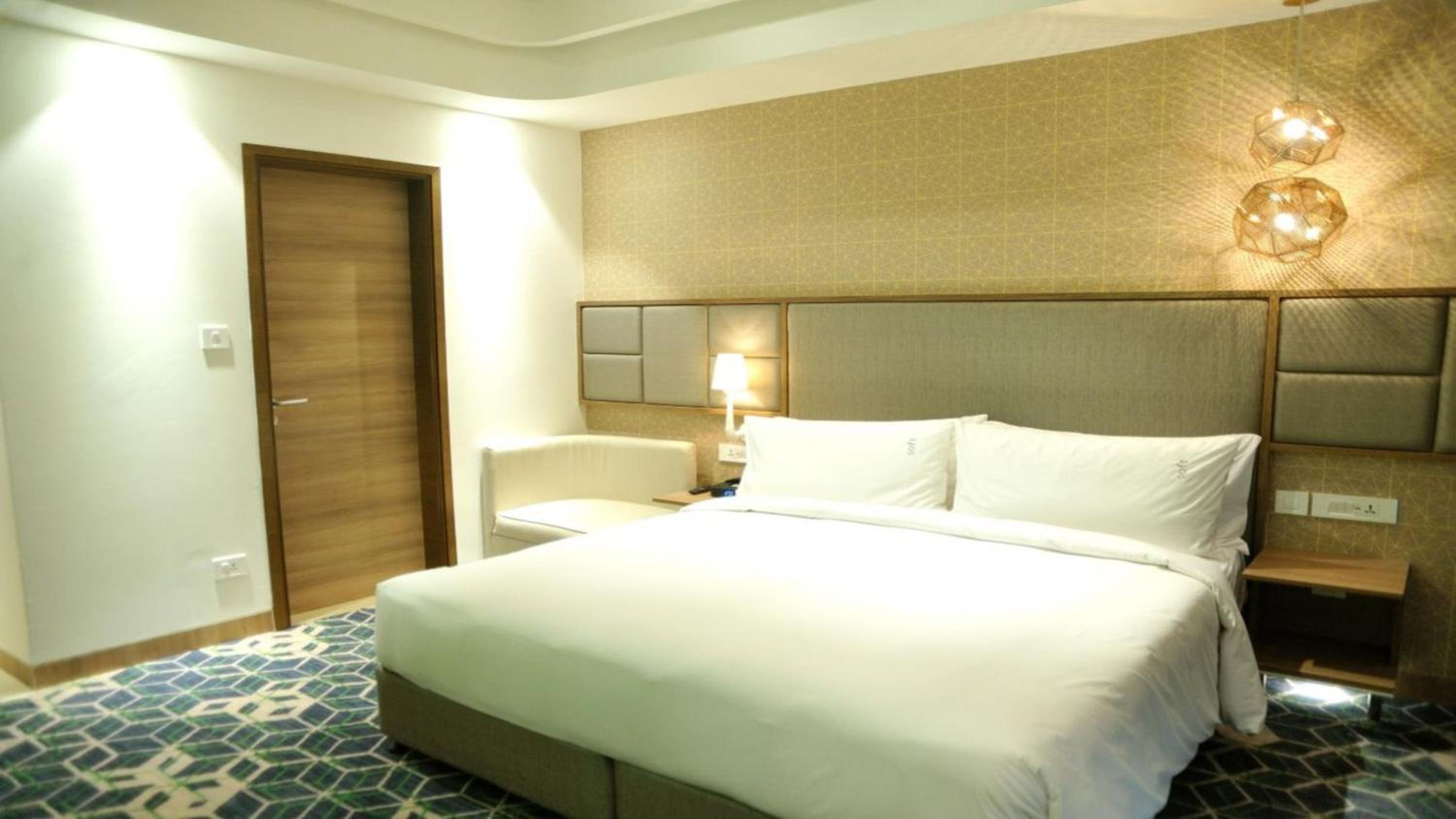 Premium King Room with Kitchenette with 25% discount on F&B and Laundry, 20% on Spa and Enjoy Buy One Get One at Viva Bar during Happy Hours (12 noon to 06:00 PM) - Photo 5