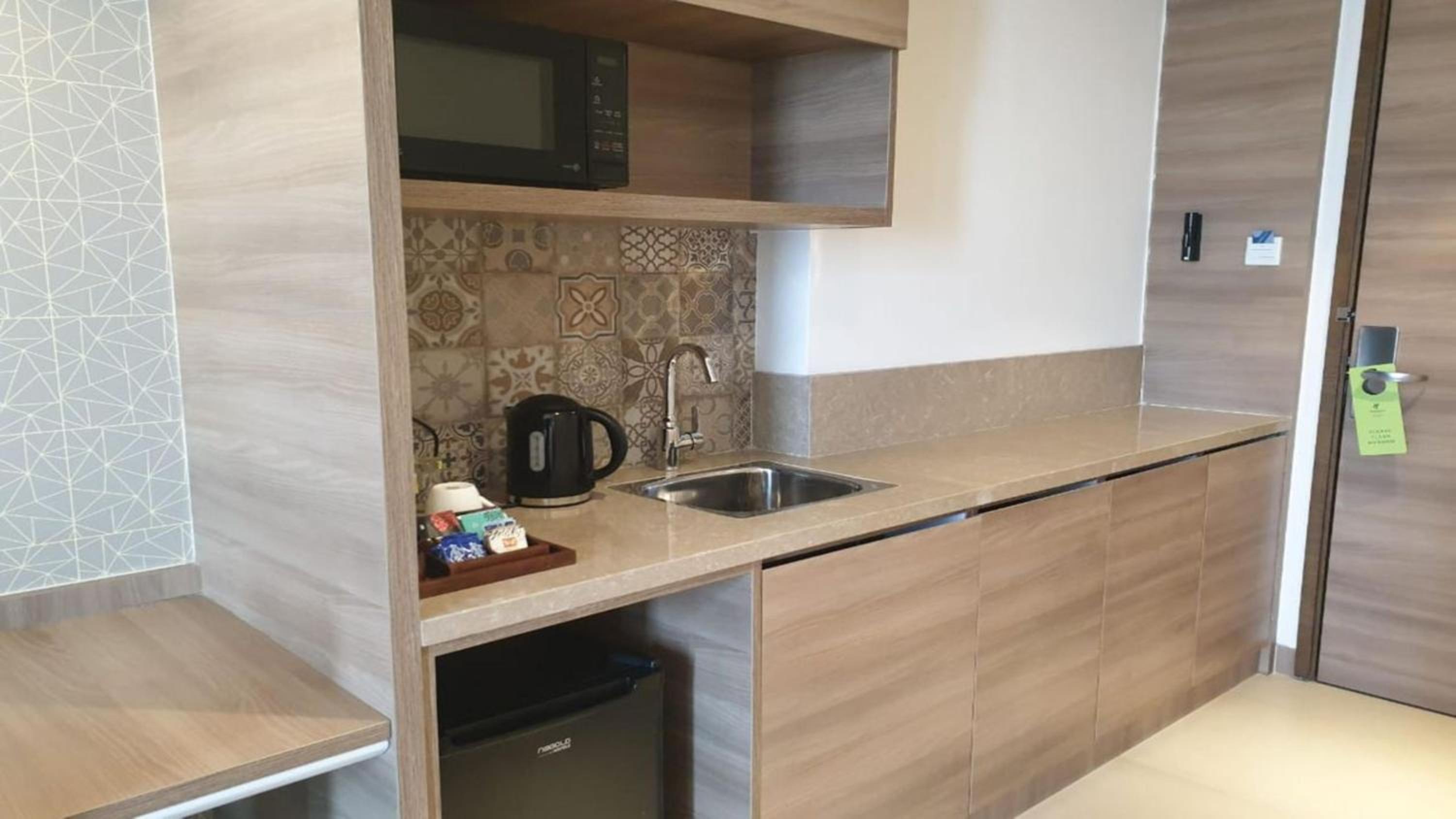 Premium King Room with Kitchenette with 25% discount on F&B and Laundry, 20% on Spa and Enjoy Buy One Get One at Viva Bar during Happy Hours (12 noon to 06:00 PM) - Photo 4