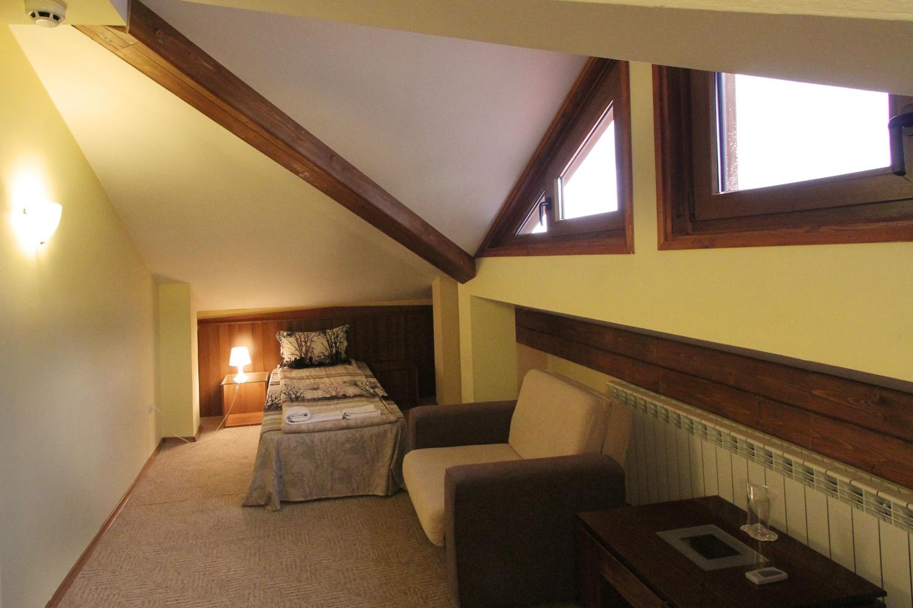 Family Room Attic (2 Adults + 1 Child) - Free SPA Access photo 3