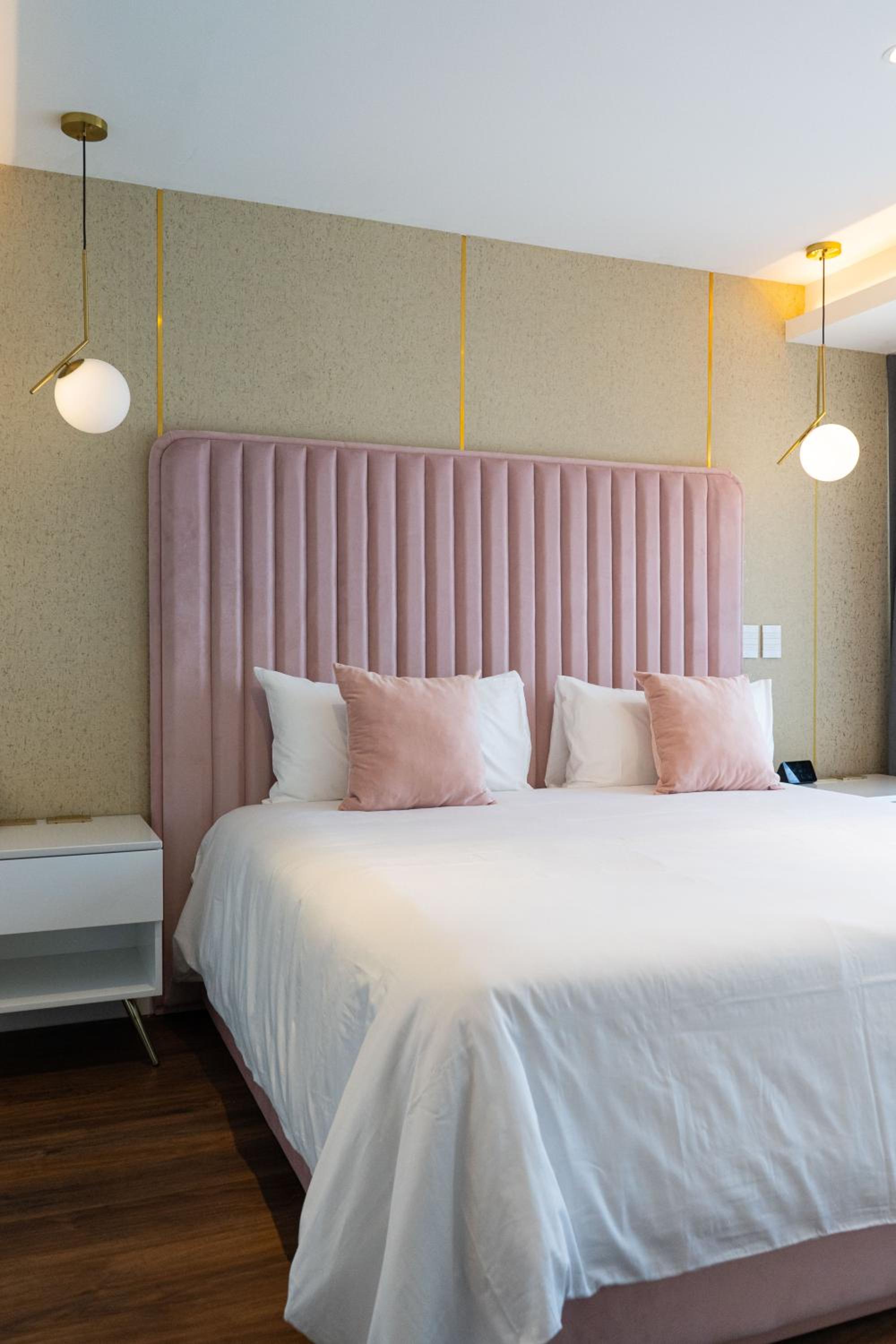 Deluxe King Suite - Photo 1