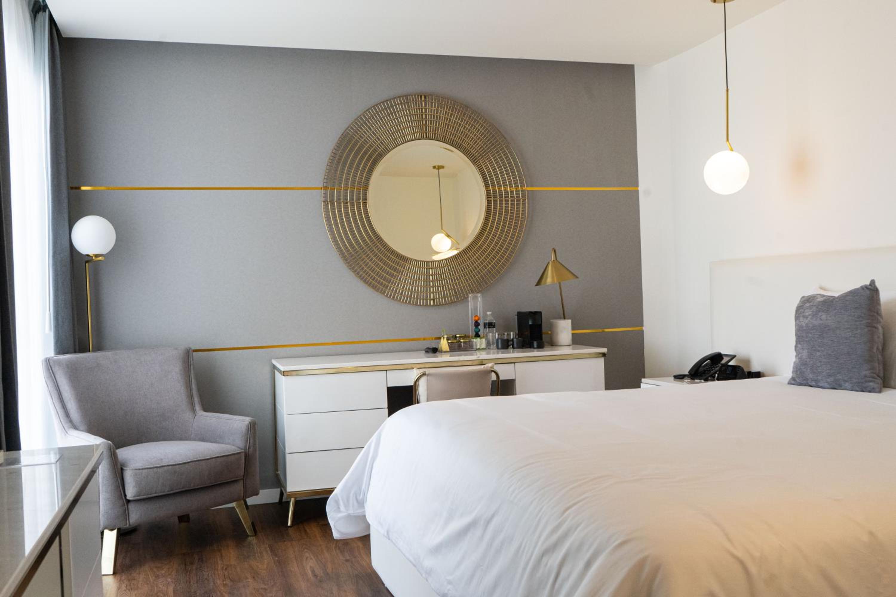 Deluxe King Suite - Photo 15