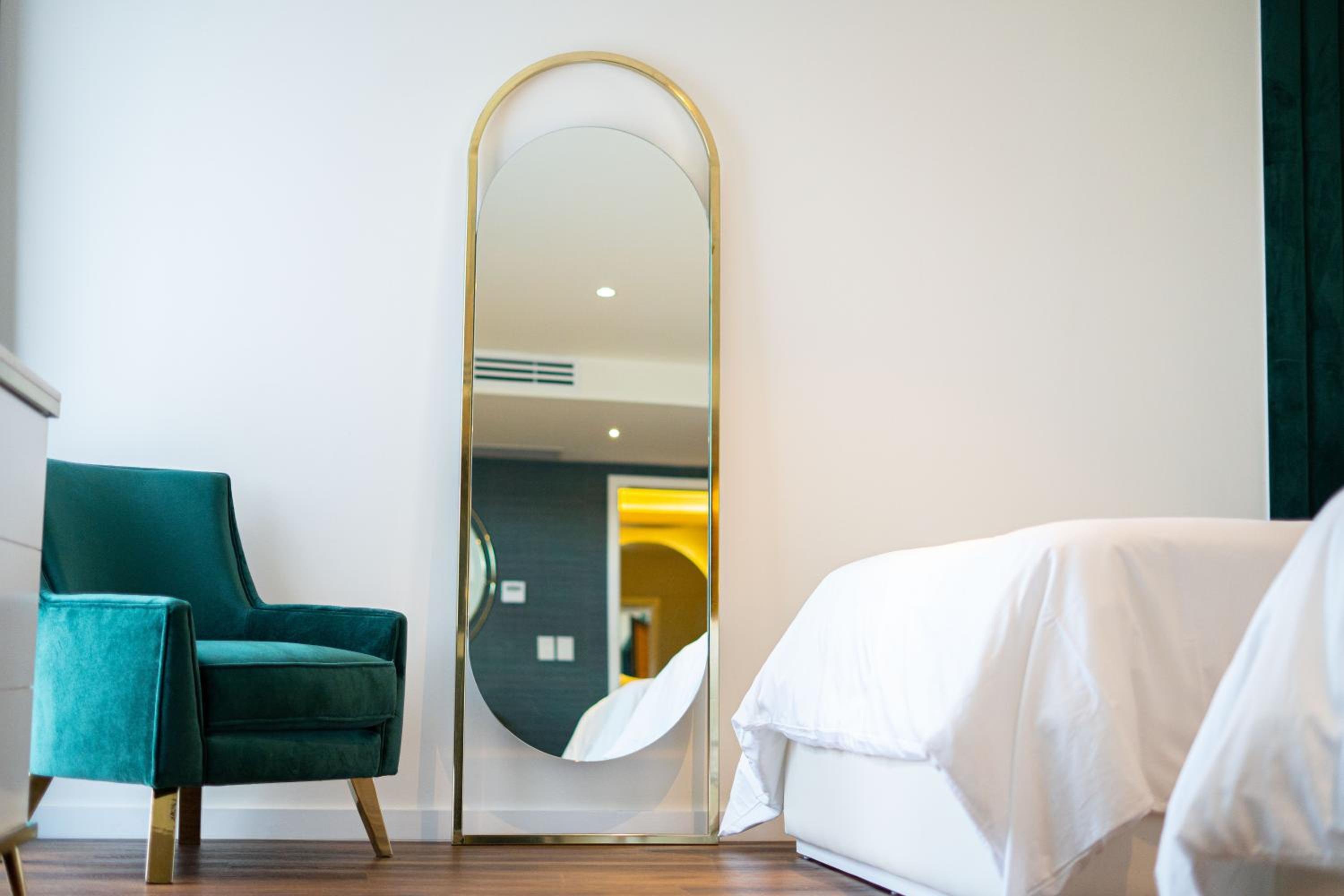 Deluxe Queen Suite - Photo 4