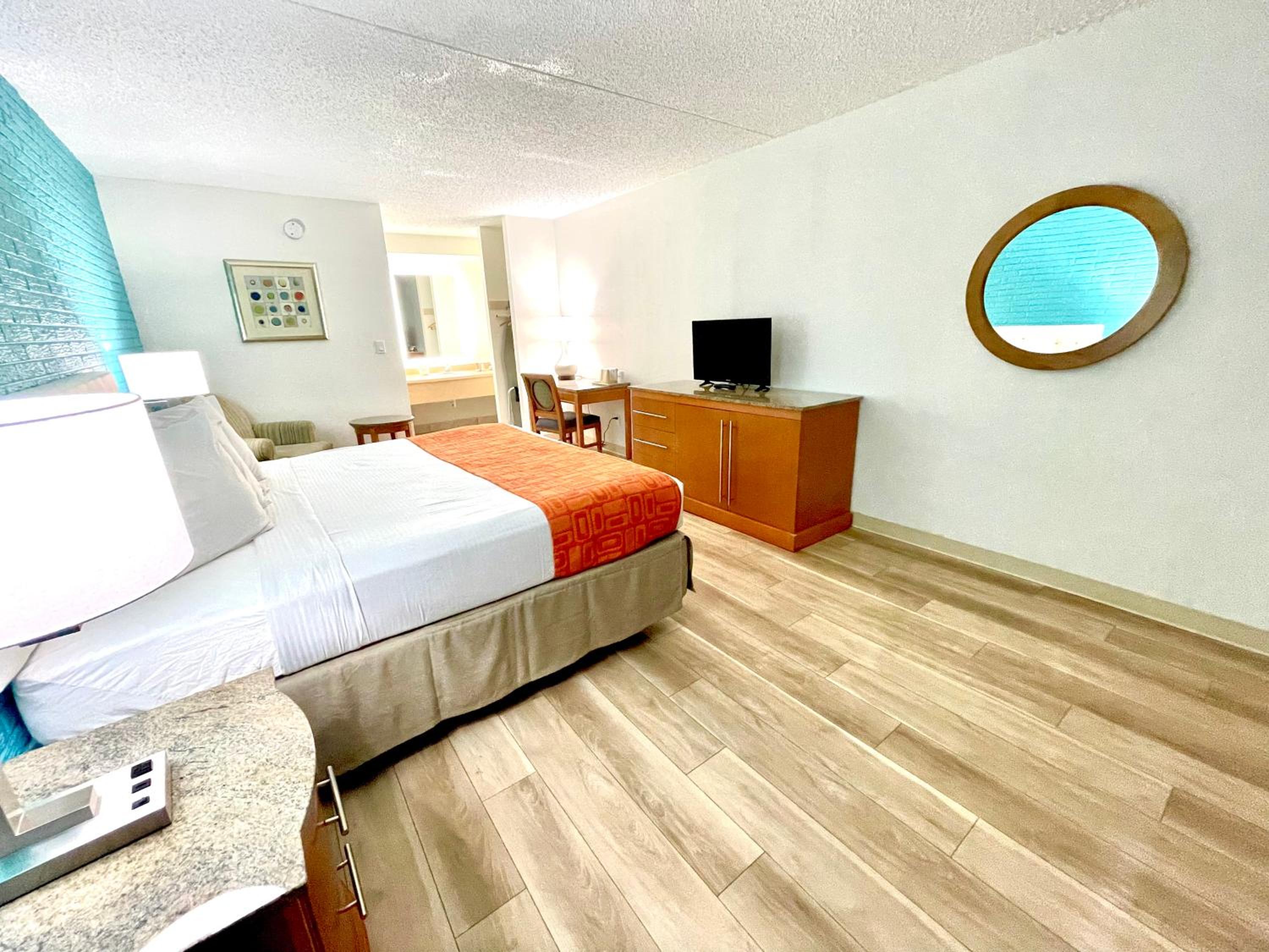 King Room - Non-Smoking - Photo 5