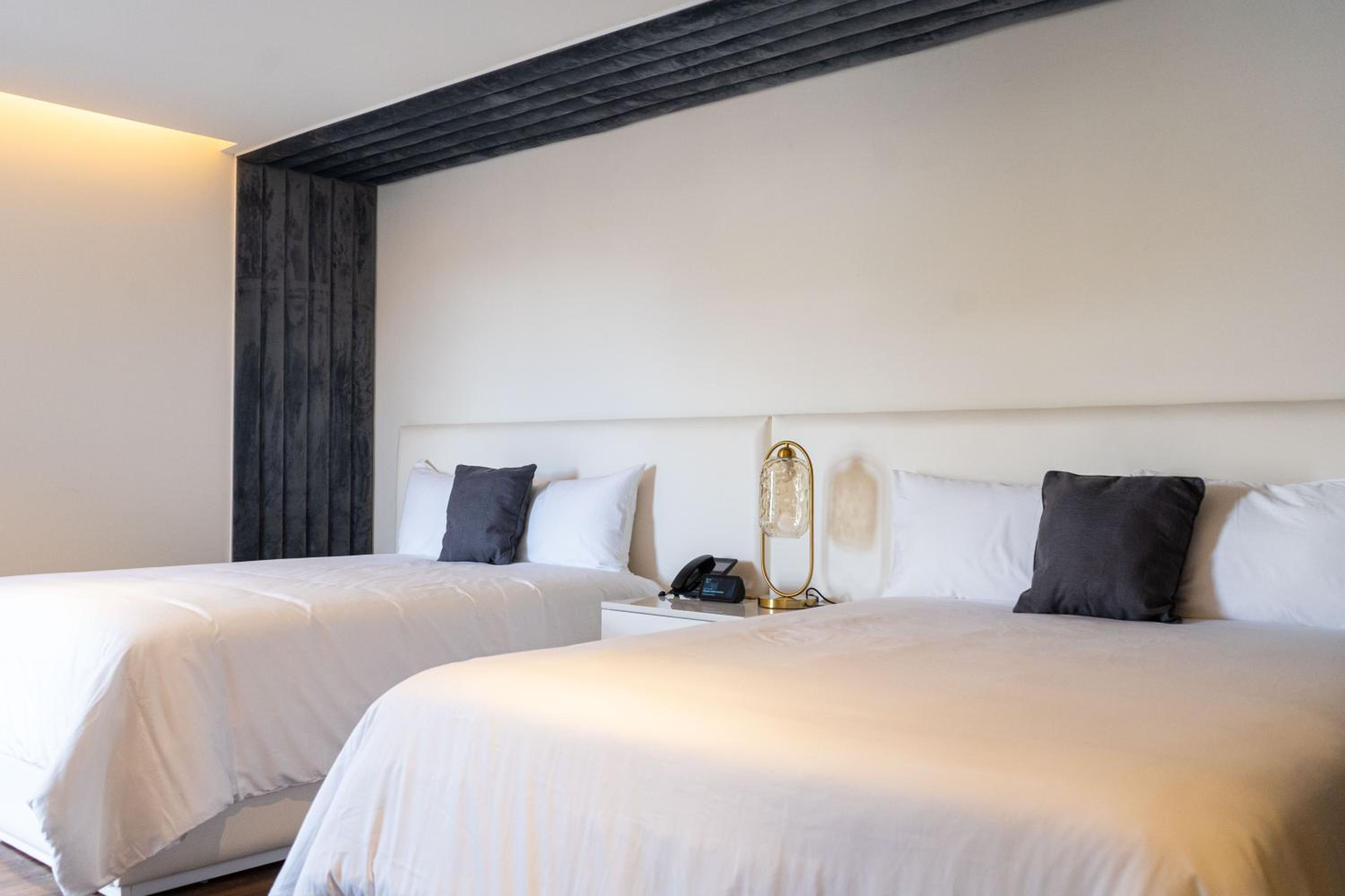 Deluxe Queen Suite - Photo 1