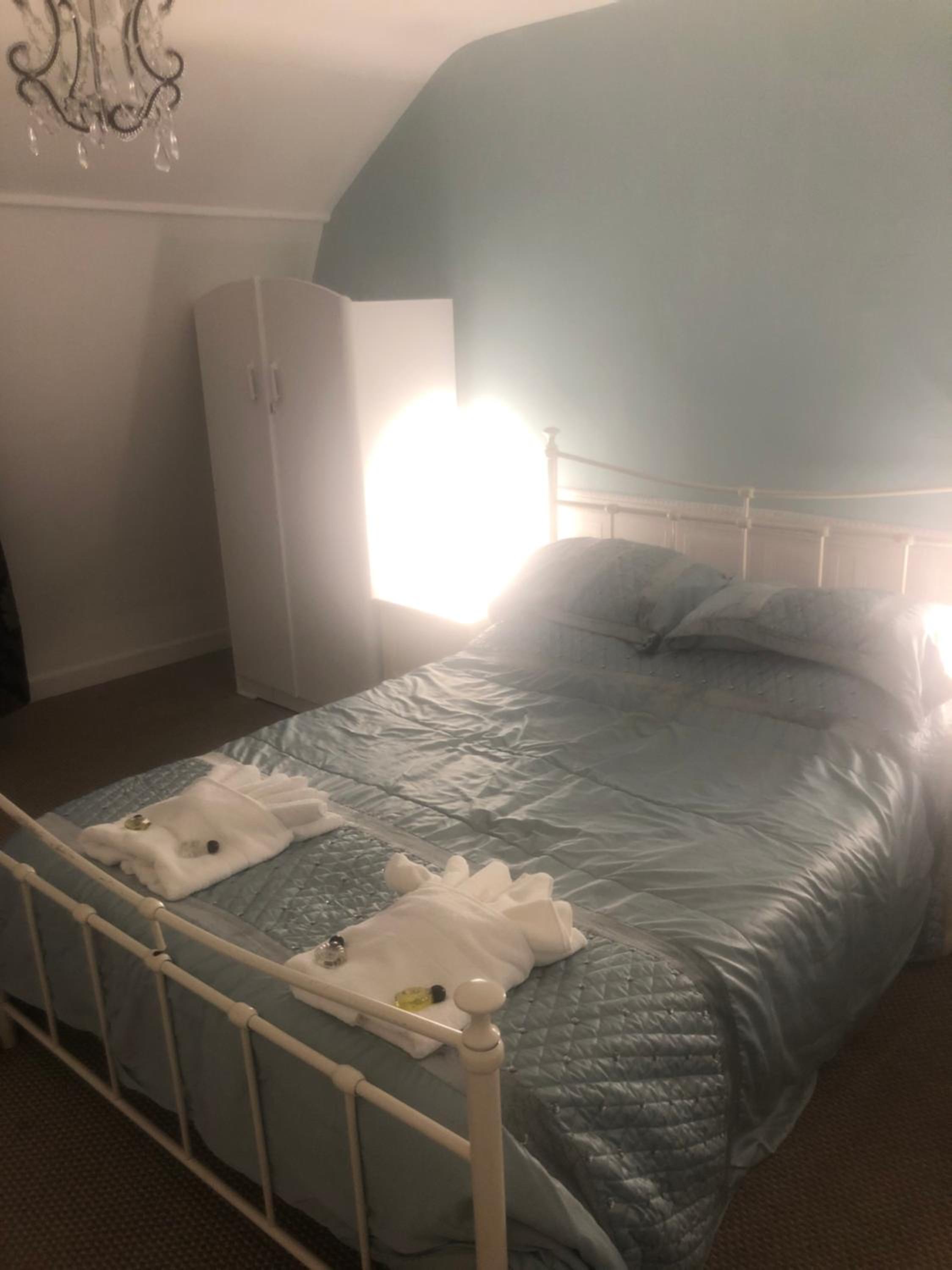 Deluxe Double Room with Extra Bed - Photo 10