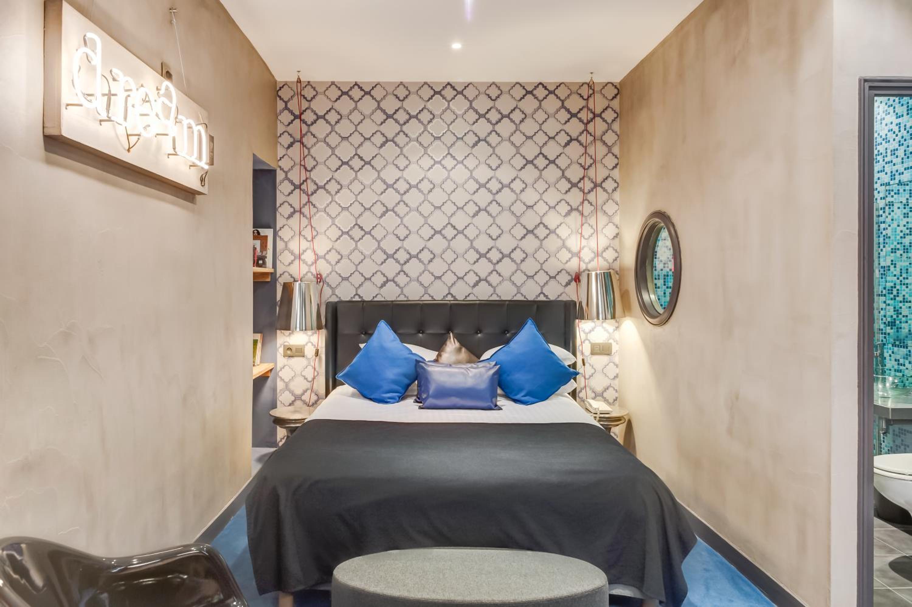 Premium Double Room thumbnail 6