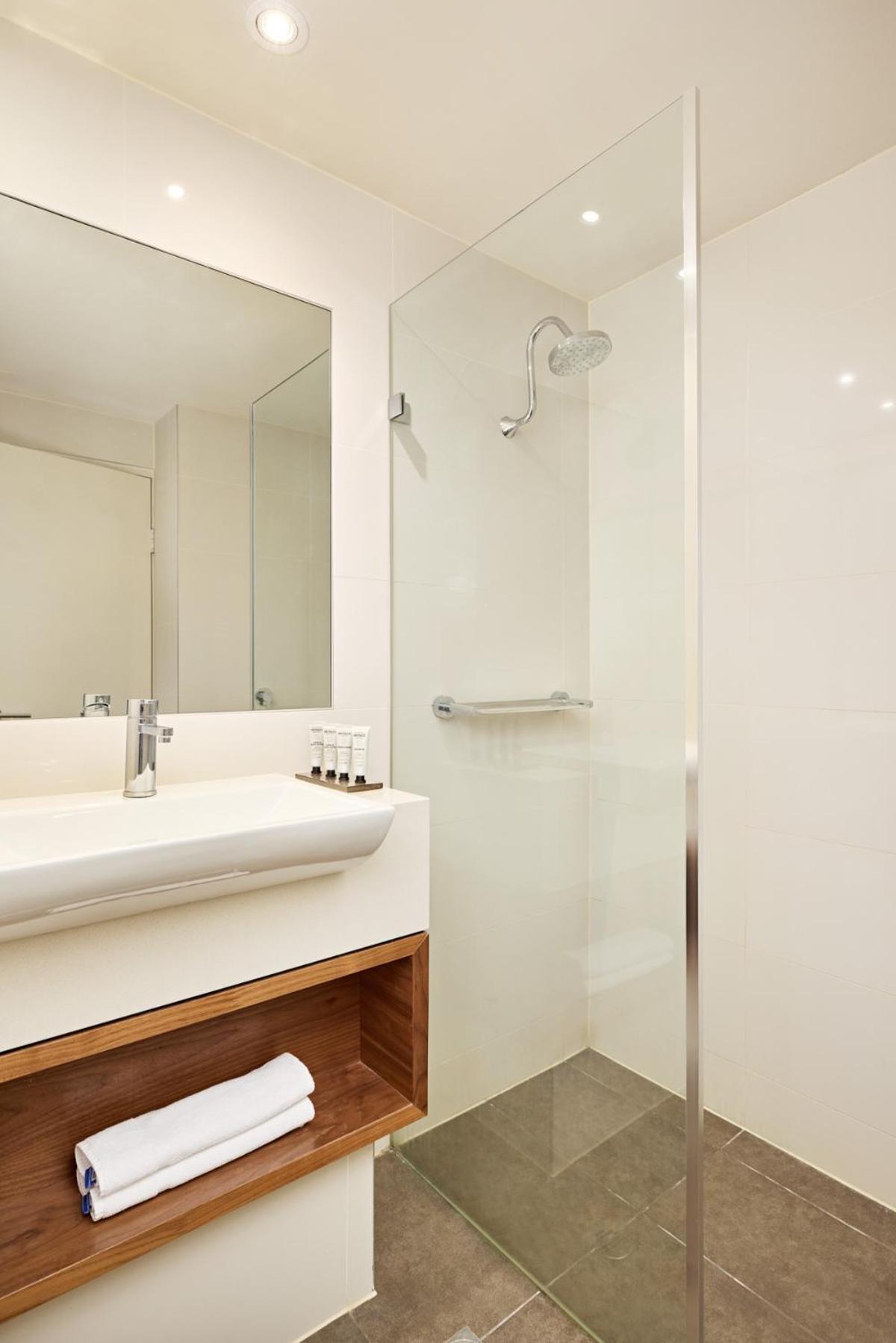 Deluxe King Room - Photo 4