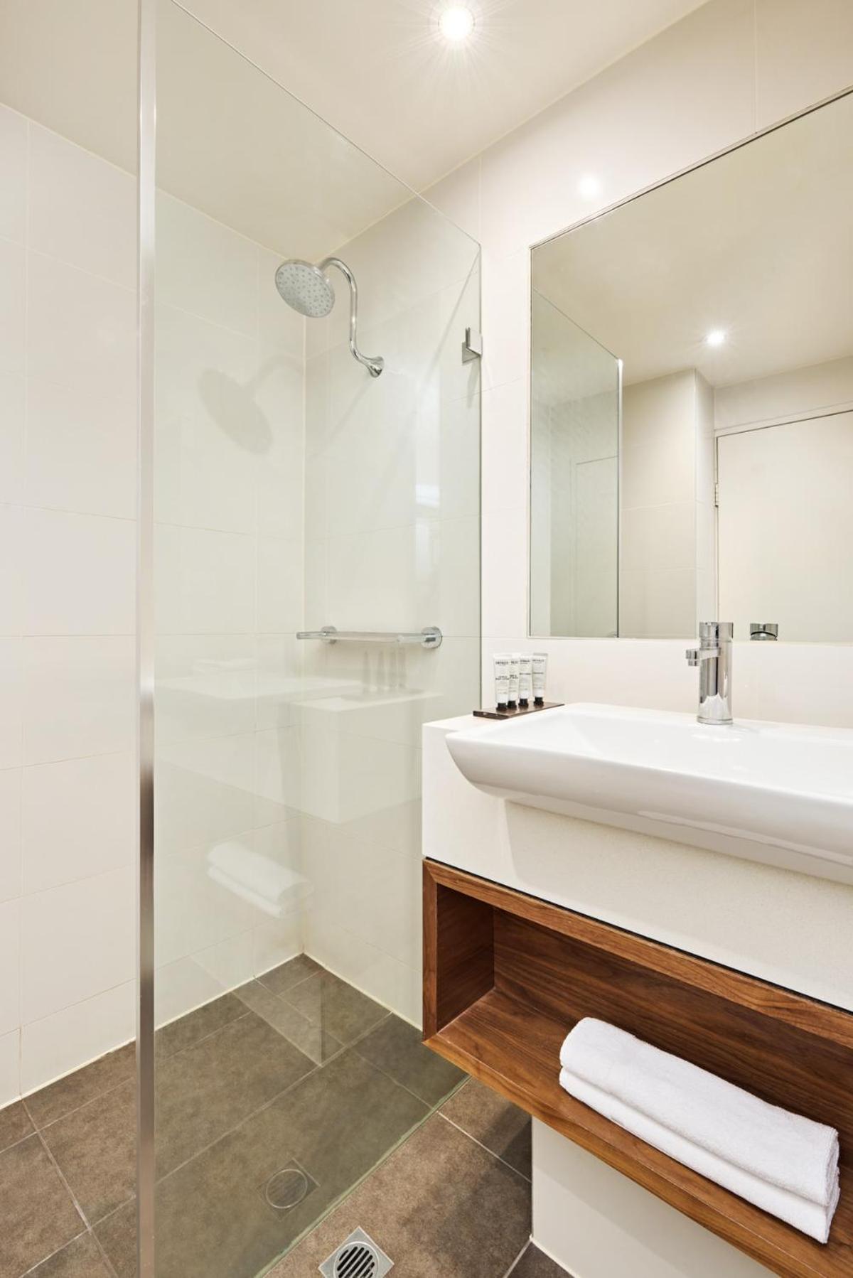 City View Deluxe King Room - Photo 6