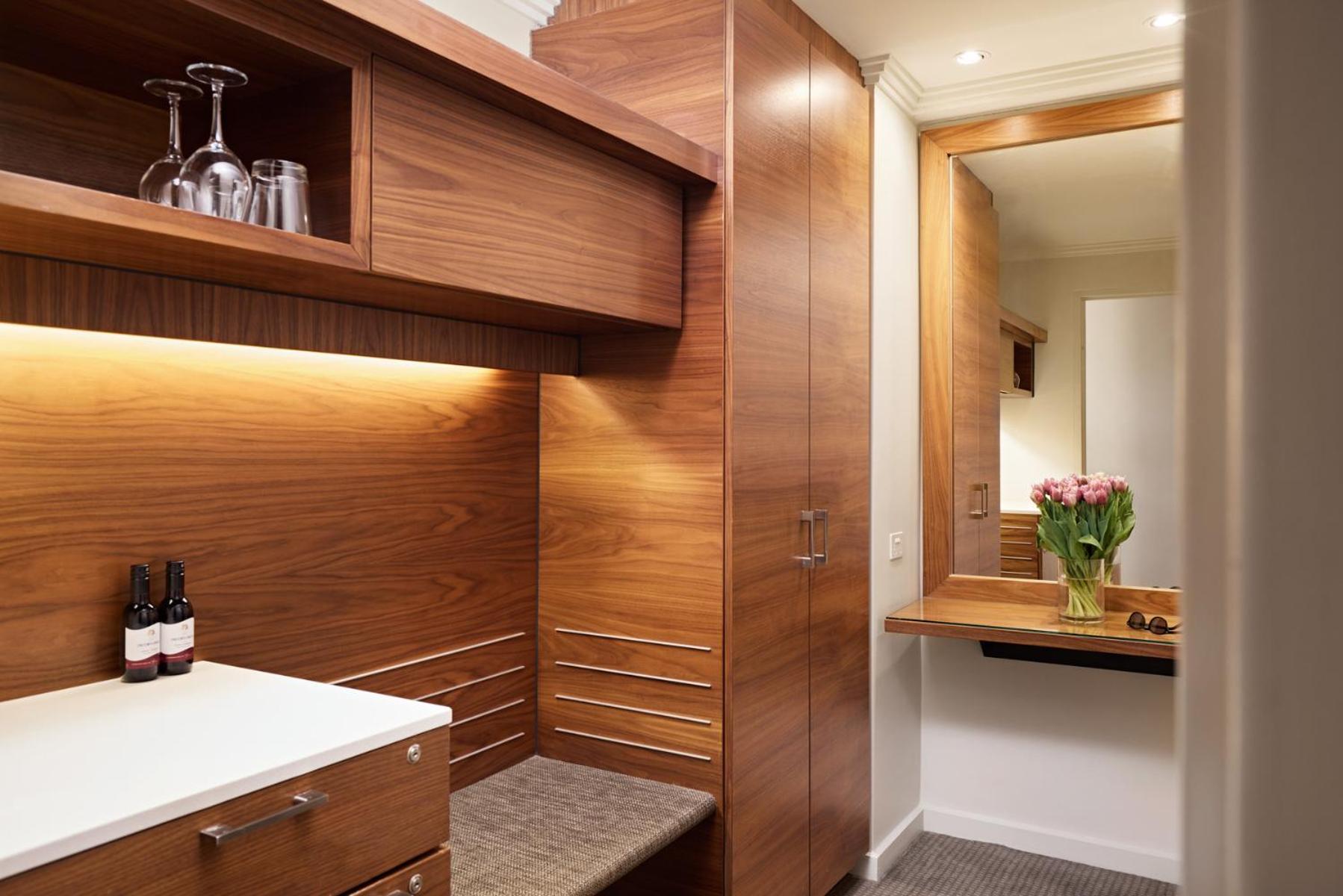 King Room with City View and Balcony - Photo 5