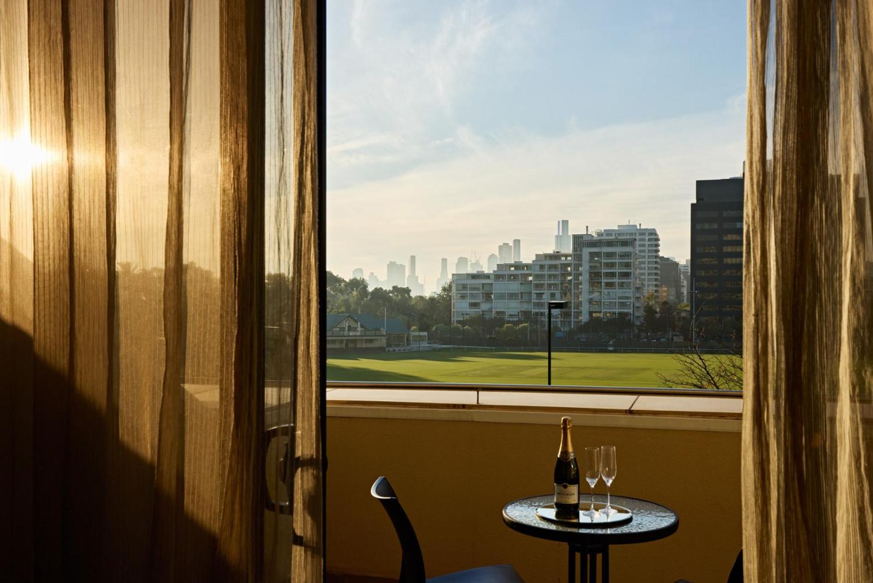King Room with City View and Balcony - Photo 3