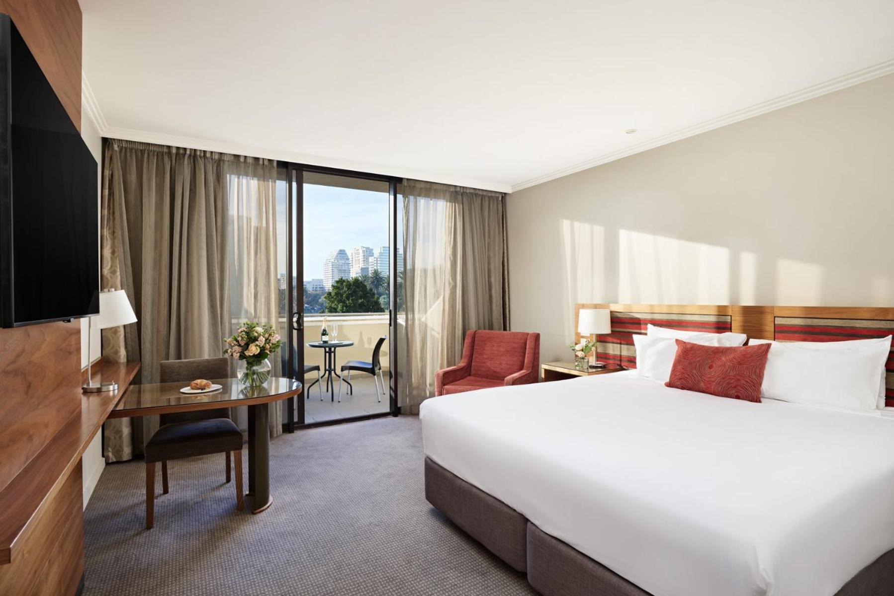 King Room with City View and Balcony - Photo 4