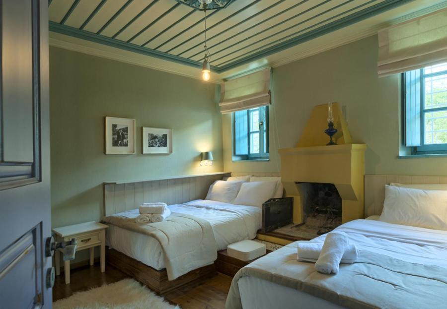 Triple Room with Fireplace and Mountain View photo 2