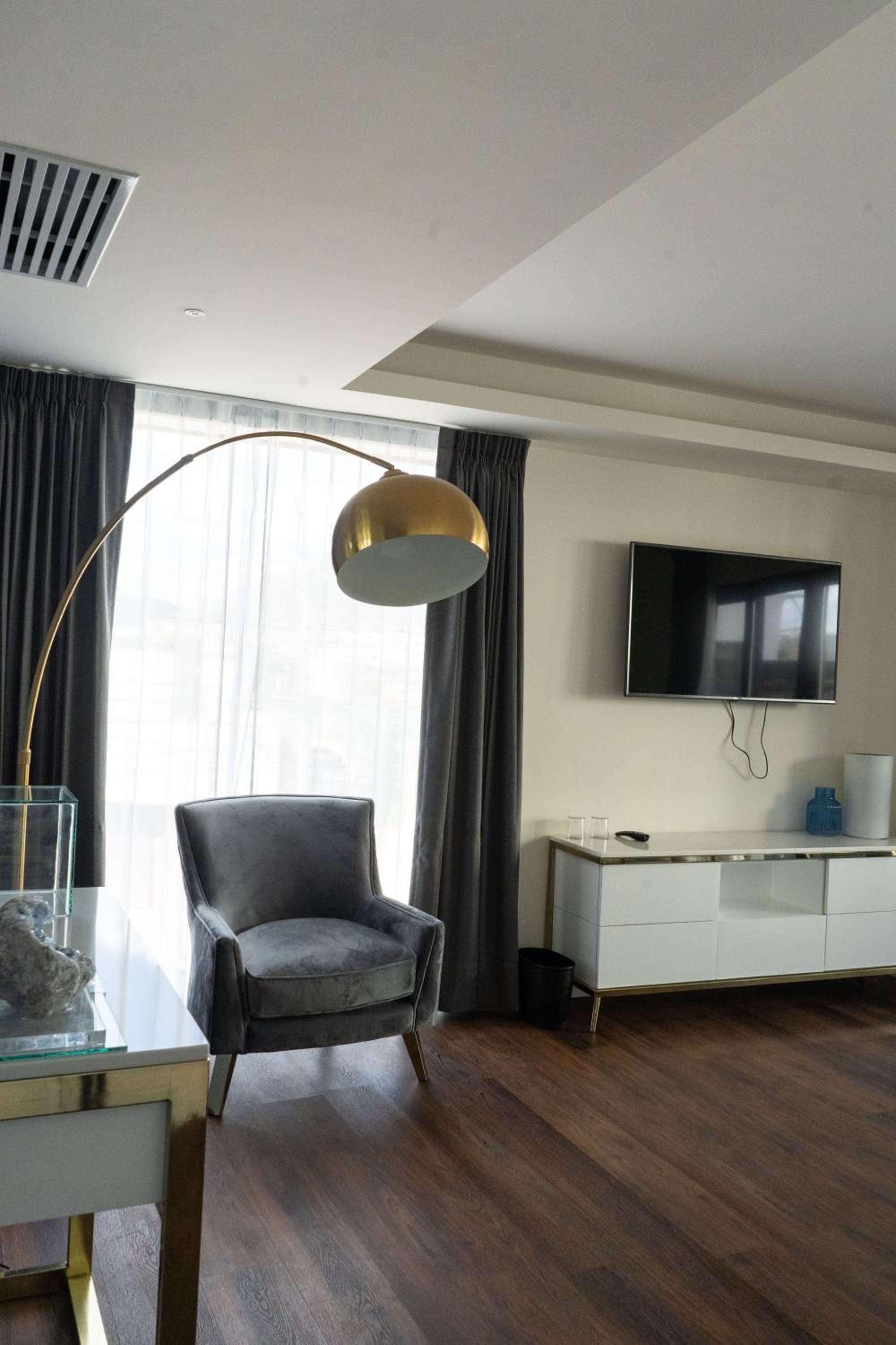 Junior Suite with Terrace - Photo 3