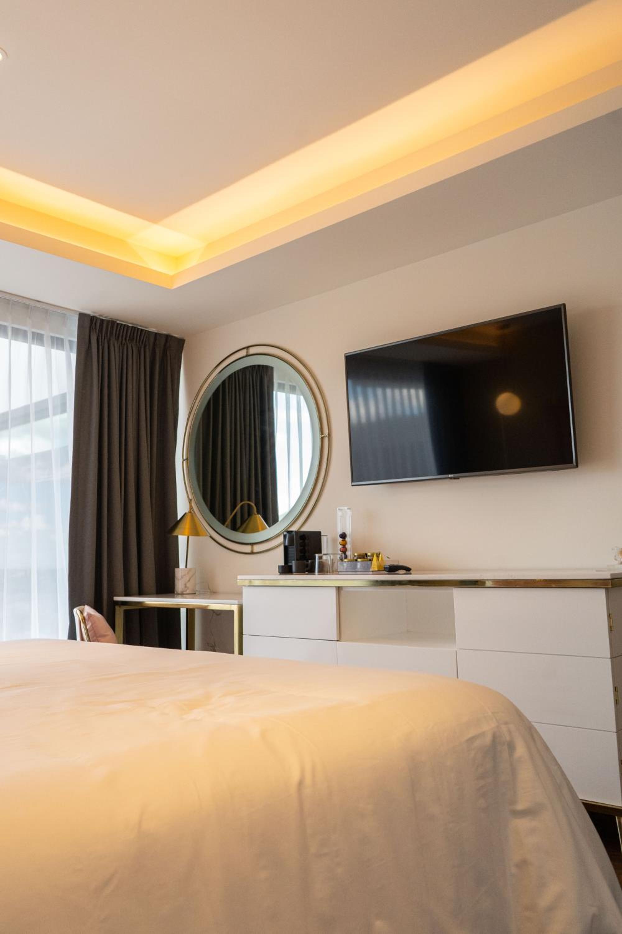 Deluxe King Suite - Photo 10