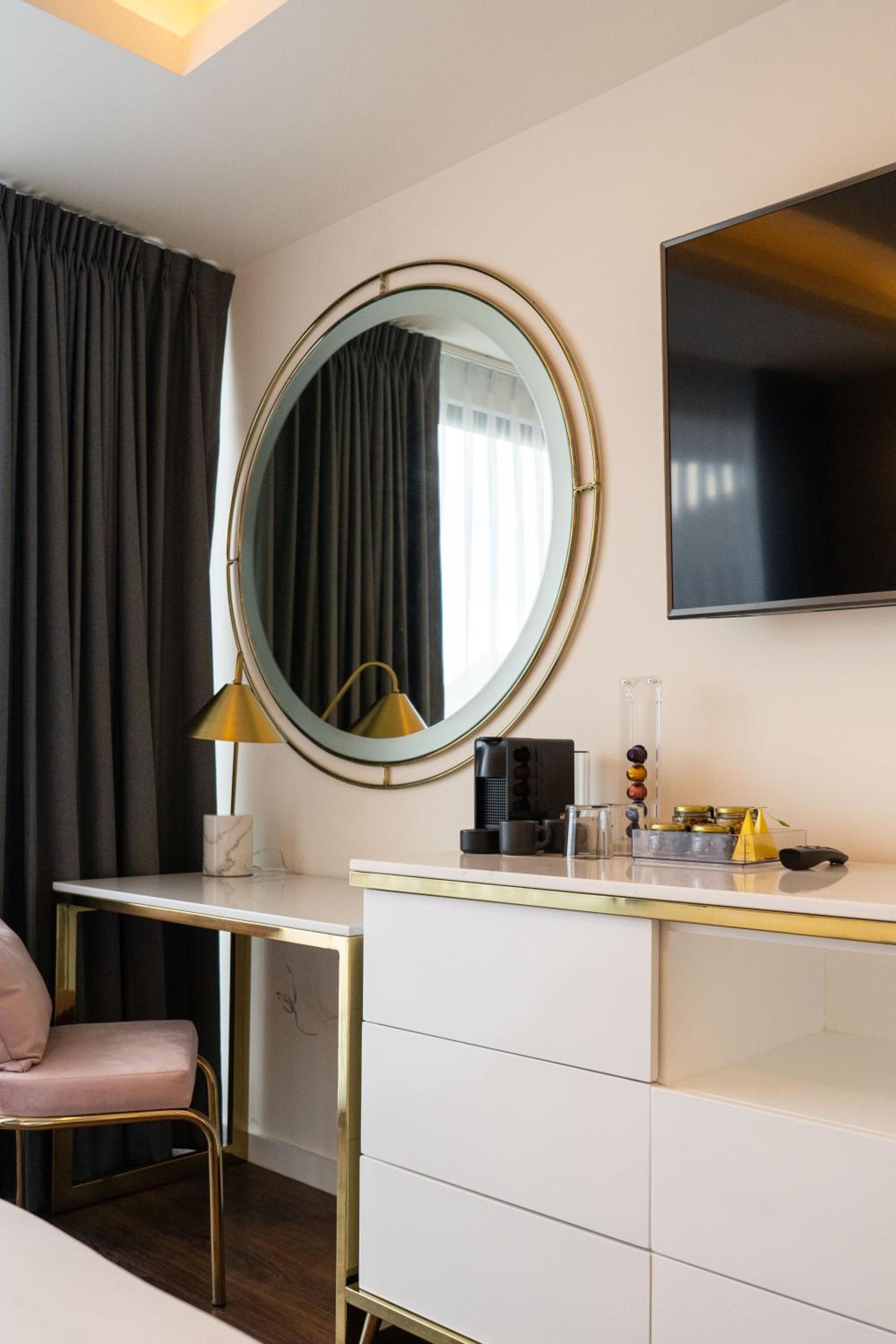 Deluxe King Suite - Photo 13