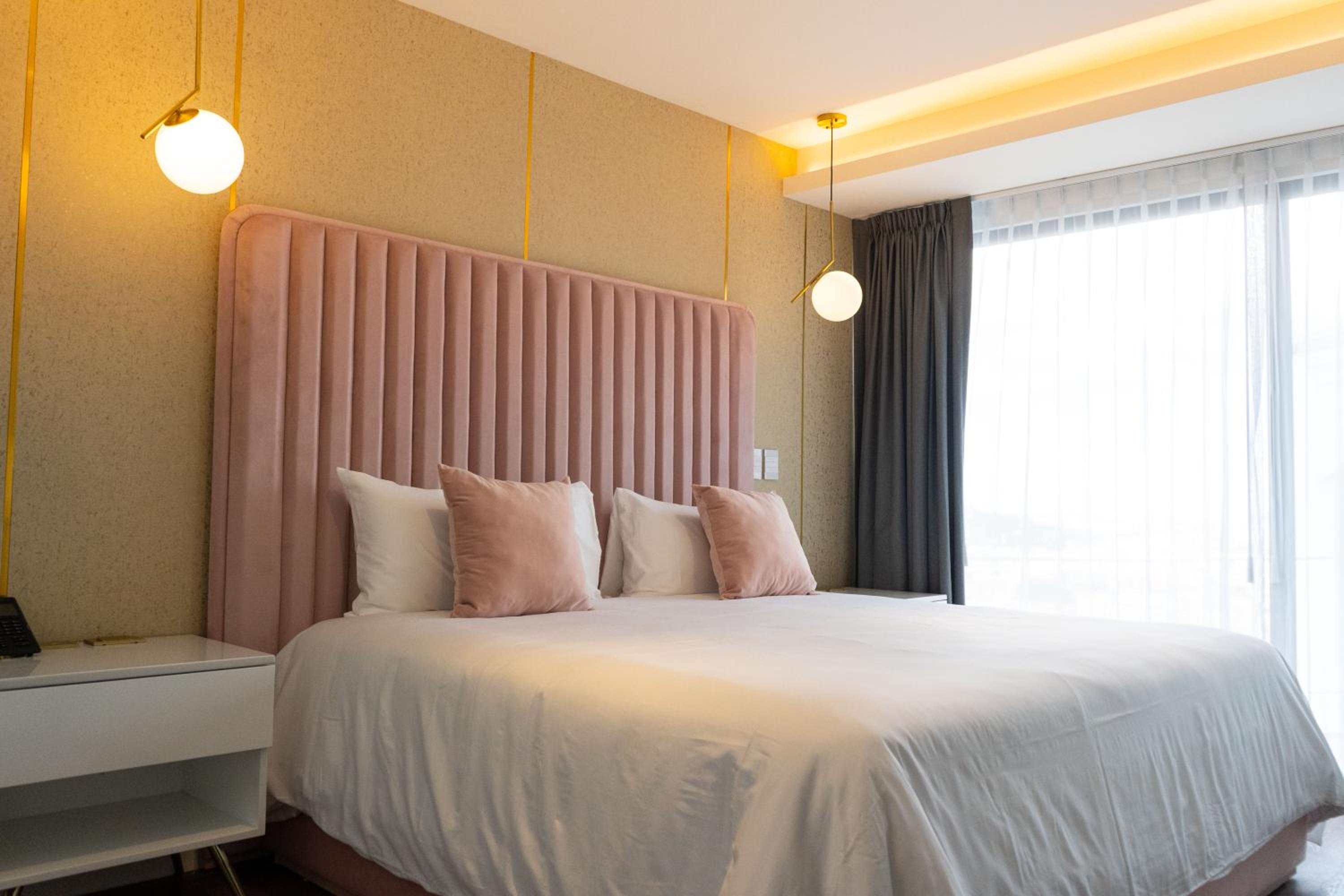 Deluxe King Suite - Photo 11