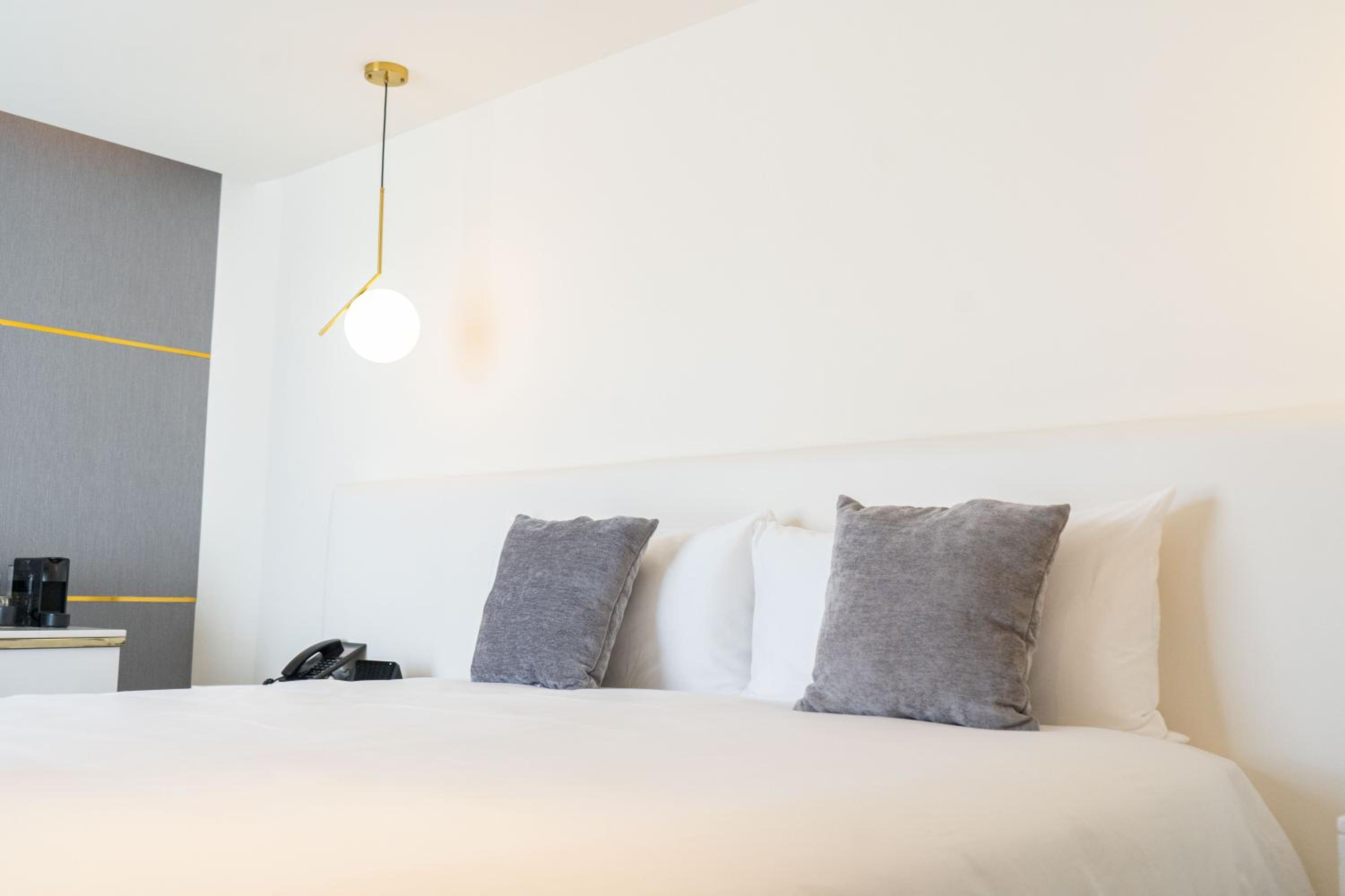 Deluxe King Suite - Photo 12