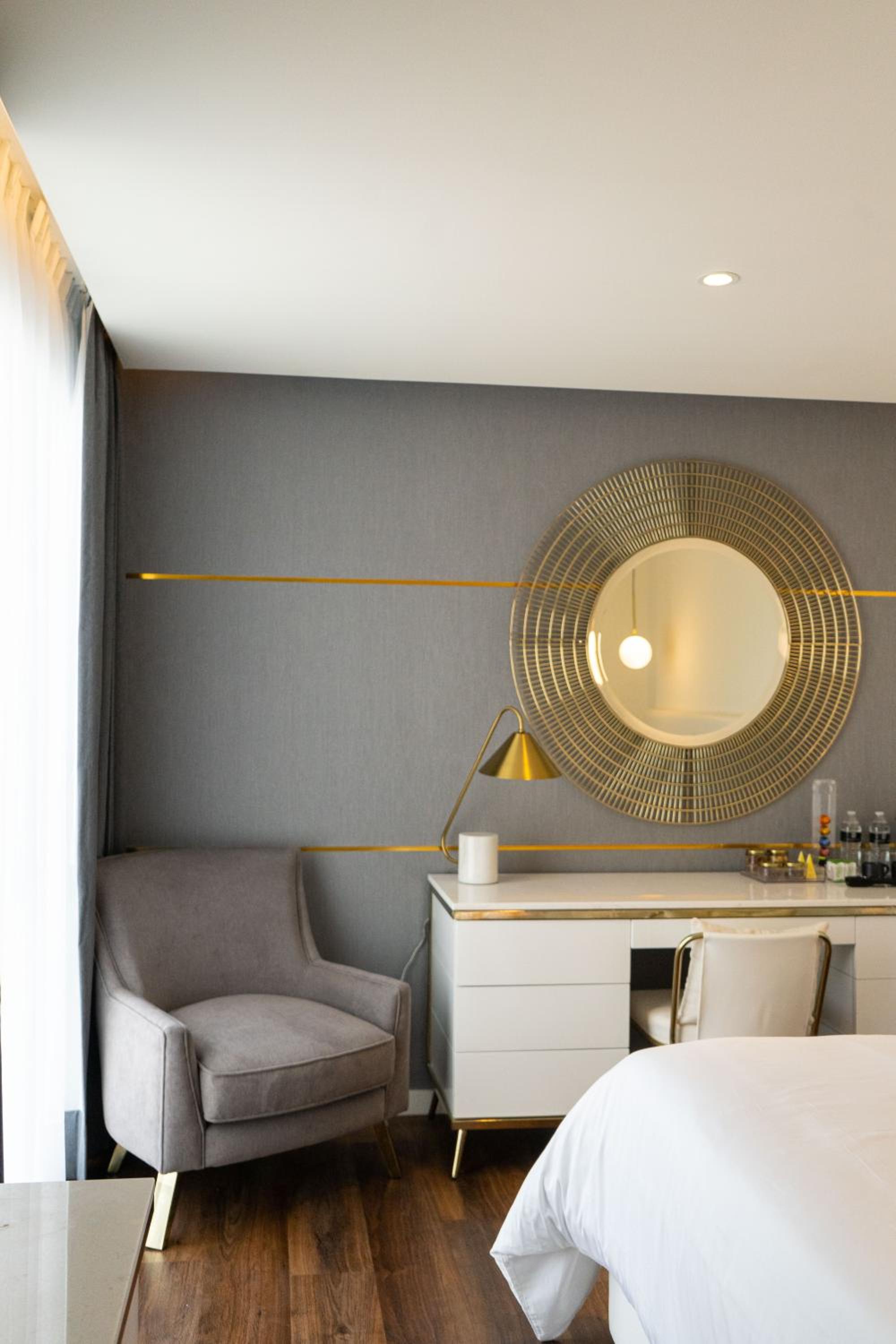 Deluxe King Suite - Photo 7