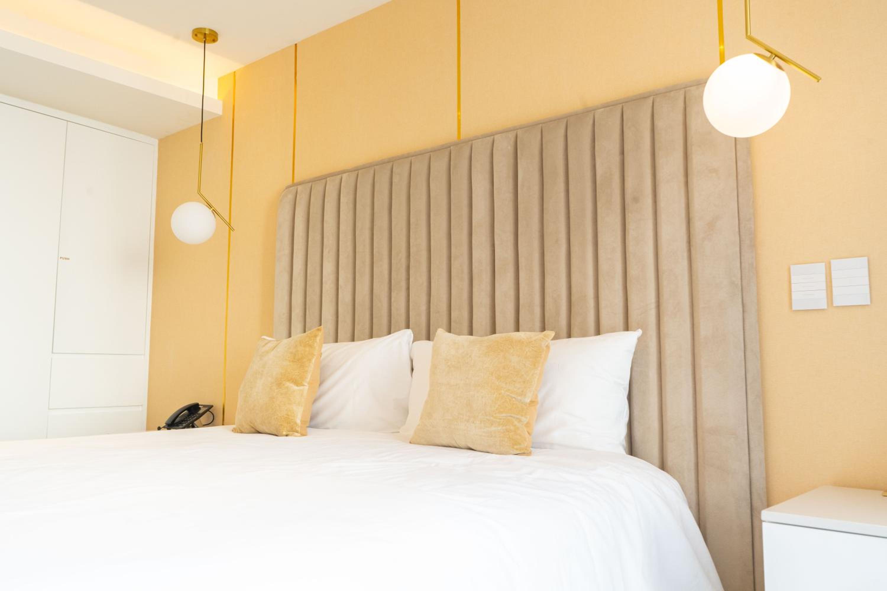 Deluxe King Suite - Photo 8