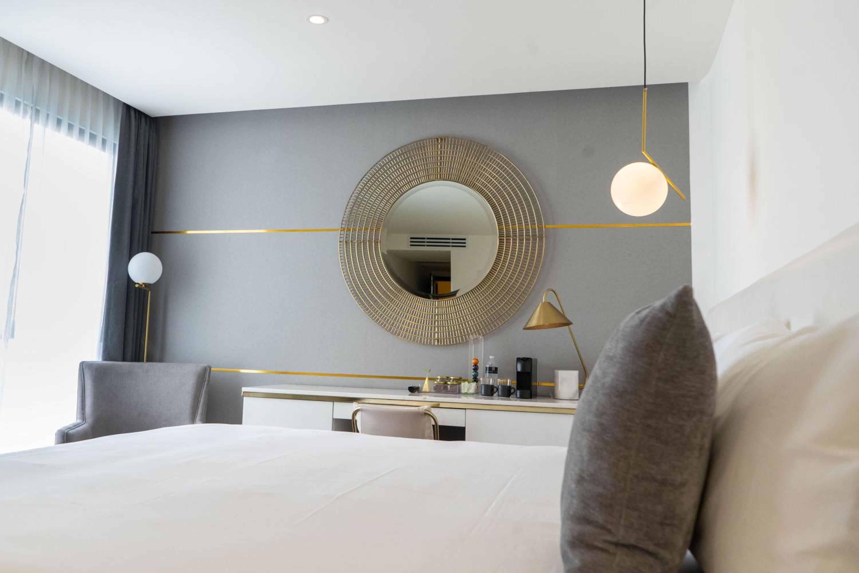 Deluxe King Suite - Photo 2