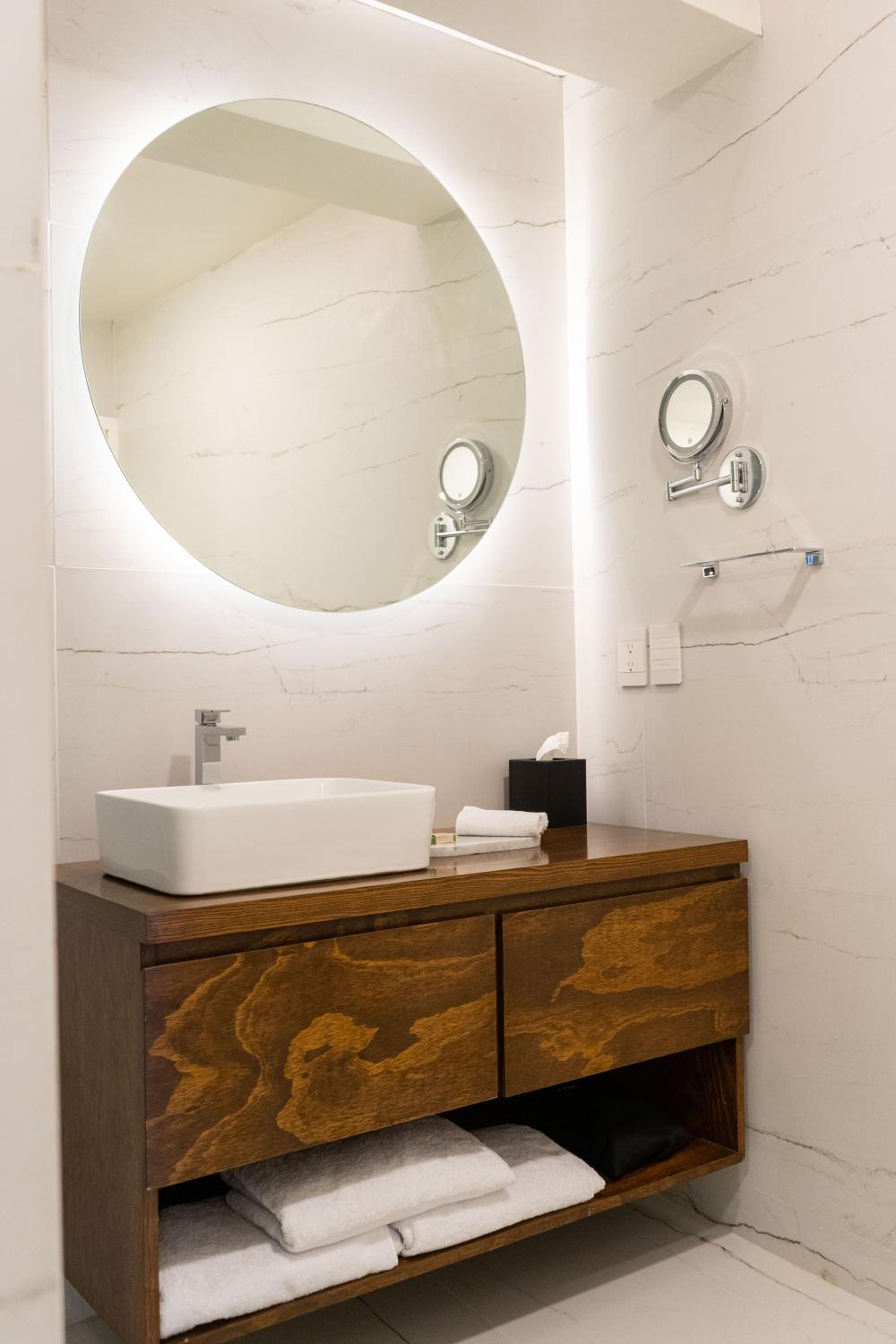 Deluxe Queen Suite - Photo 2